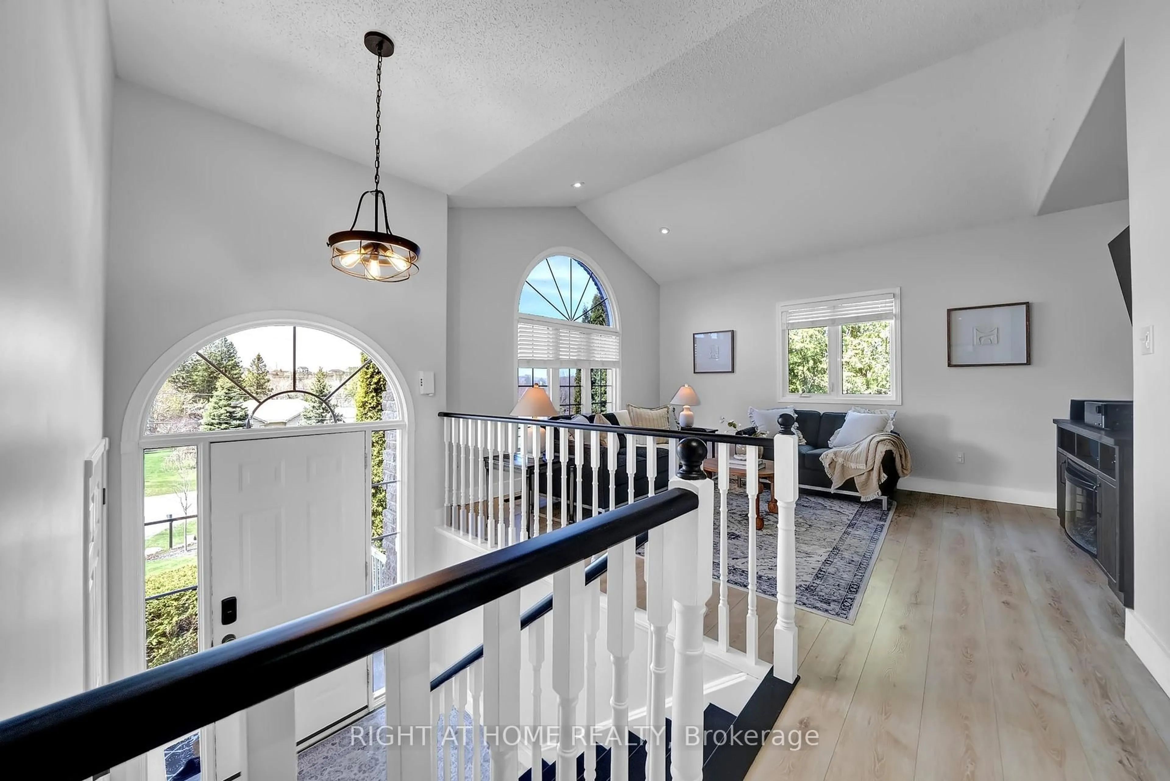 Indoor entryway for 47 Meadowland Dr, Hamilton Township Ontario K0K 1C0