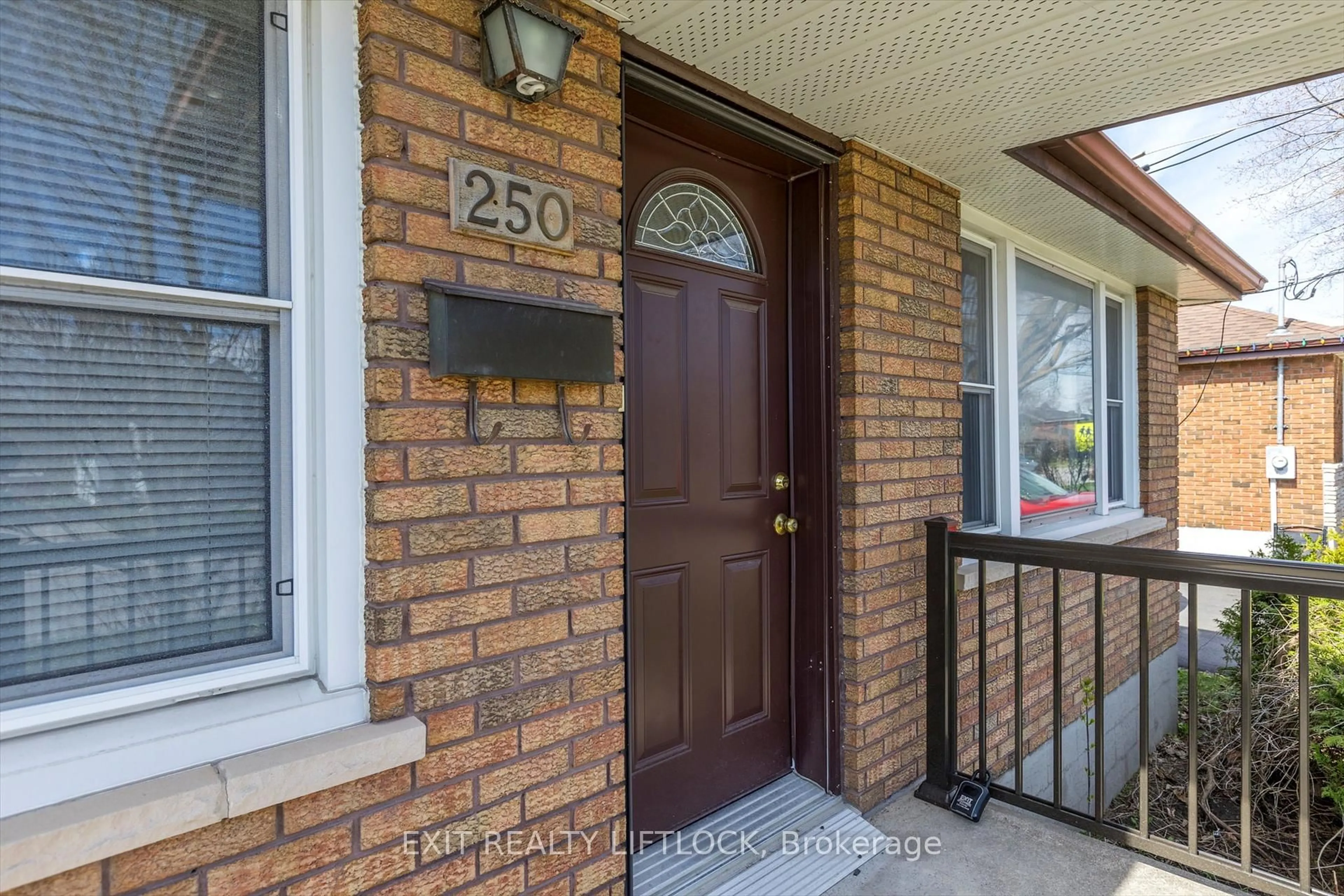 Indoor entryway for 250 Bellevue St, Peterborough North Ontario K9H 5E5