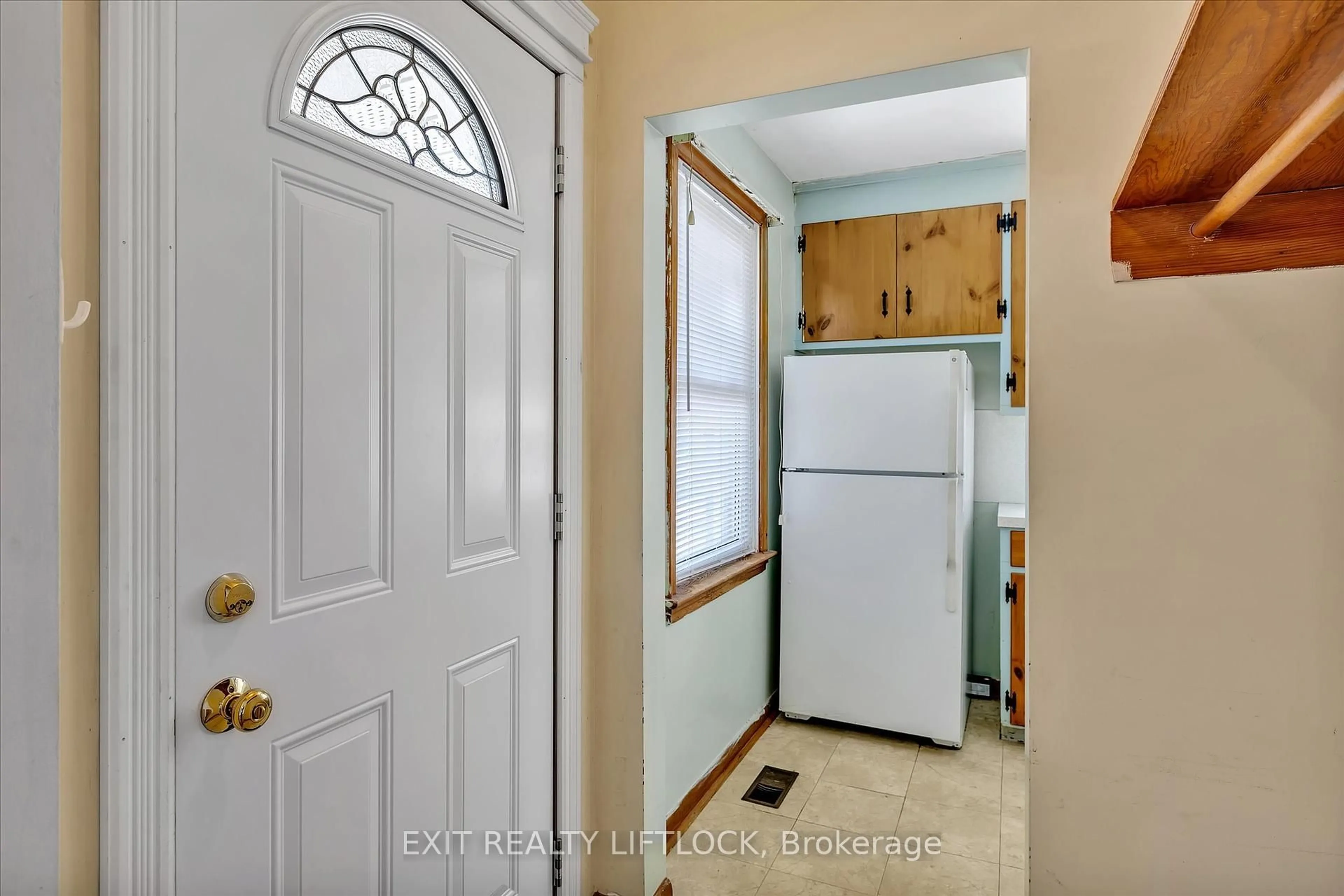 Indoor entryway for 250 Bellevue St, Peterborough North Ontario K9H 5E5