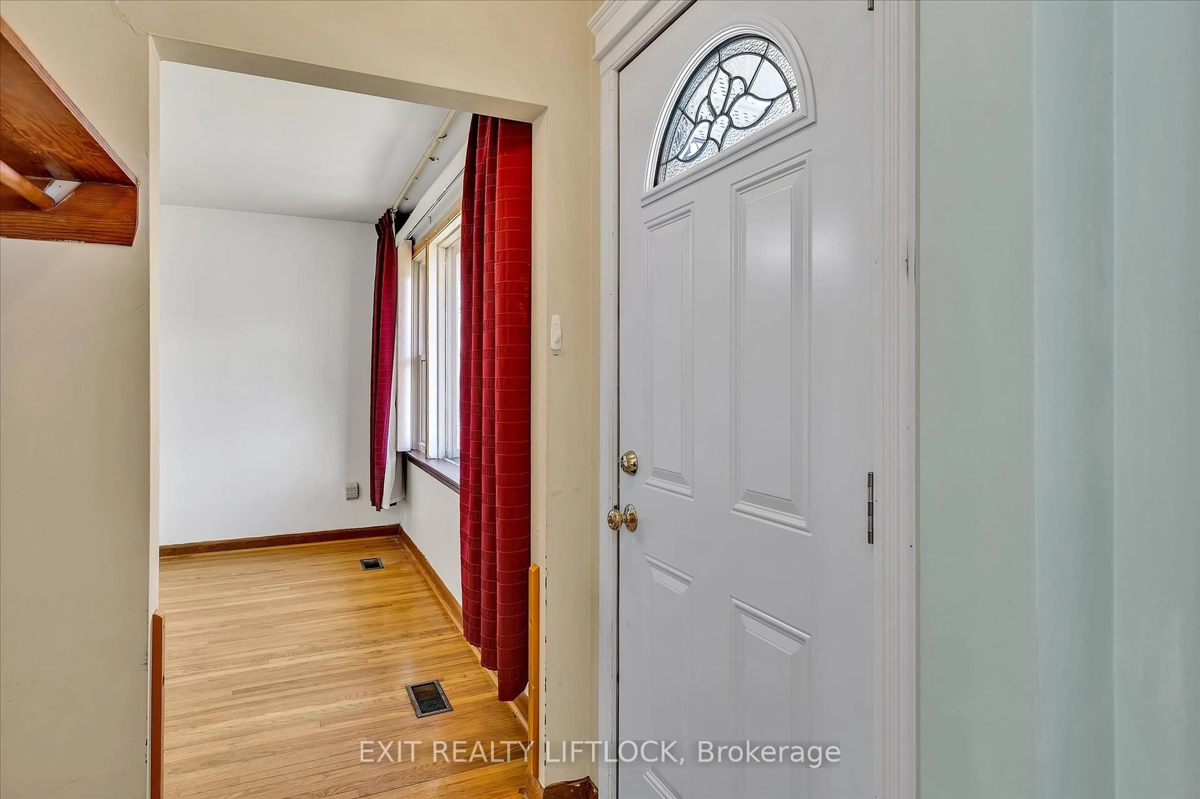 Indoor entryway for 250 Bellevue St, Peterborough North Ontario K9H 5E5