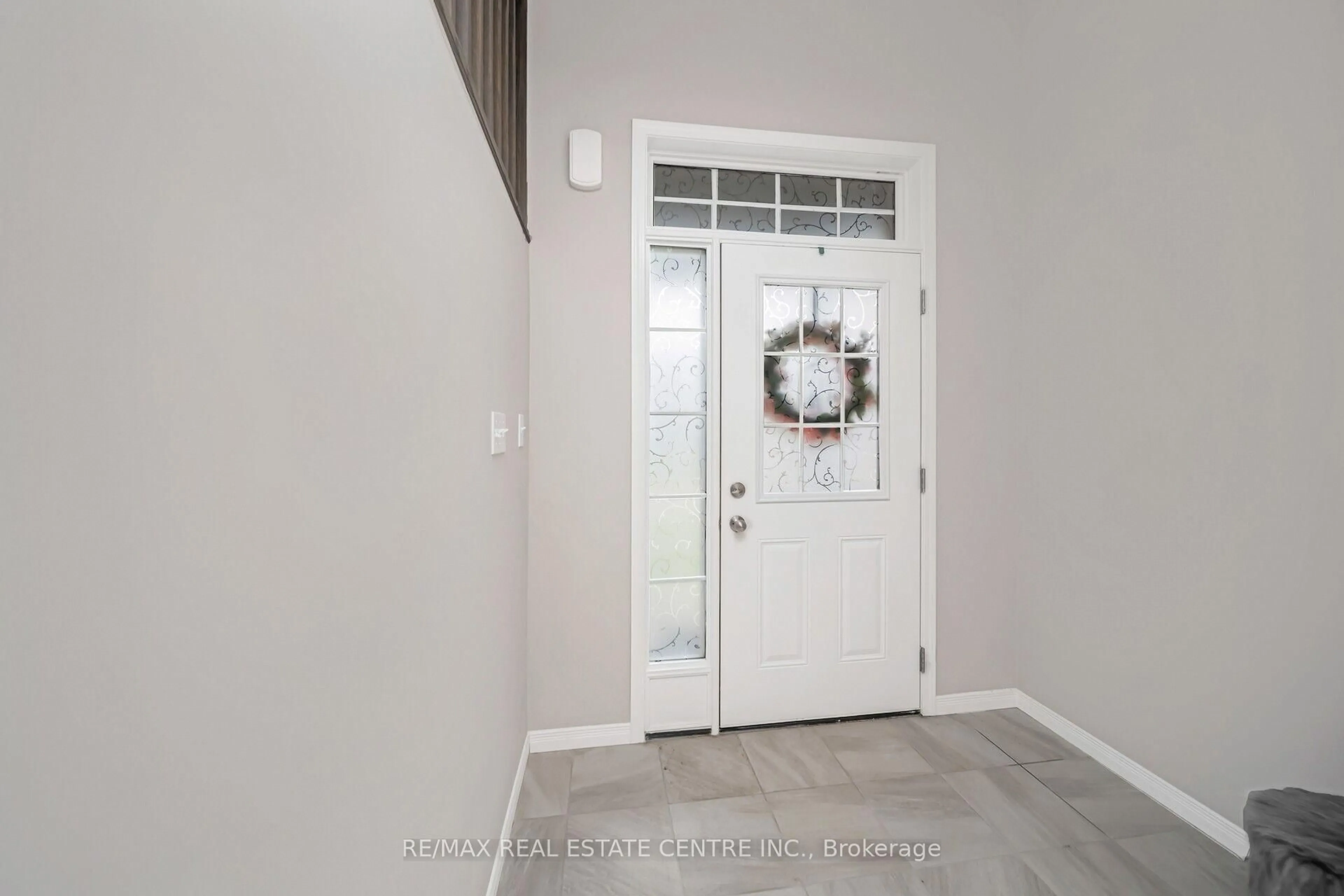 Indoor entryway for 275 Buttonbush St, Waterloo Ontario N2V 0B4