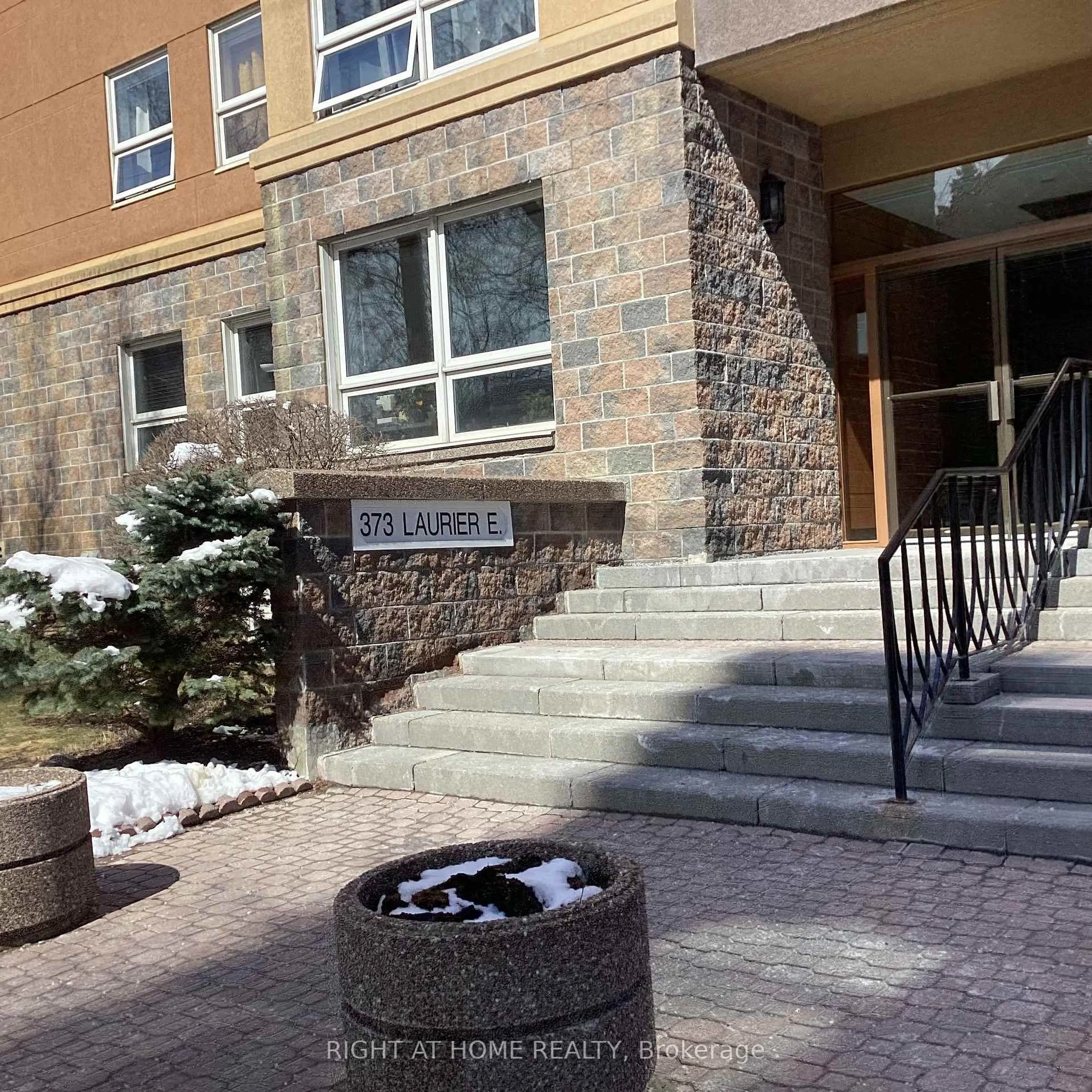 Indoor foyer for 373 Laurier Ave #401, Ottawa Ontario K1N 8X6
