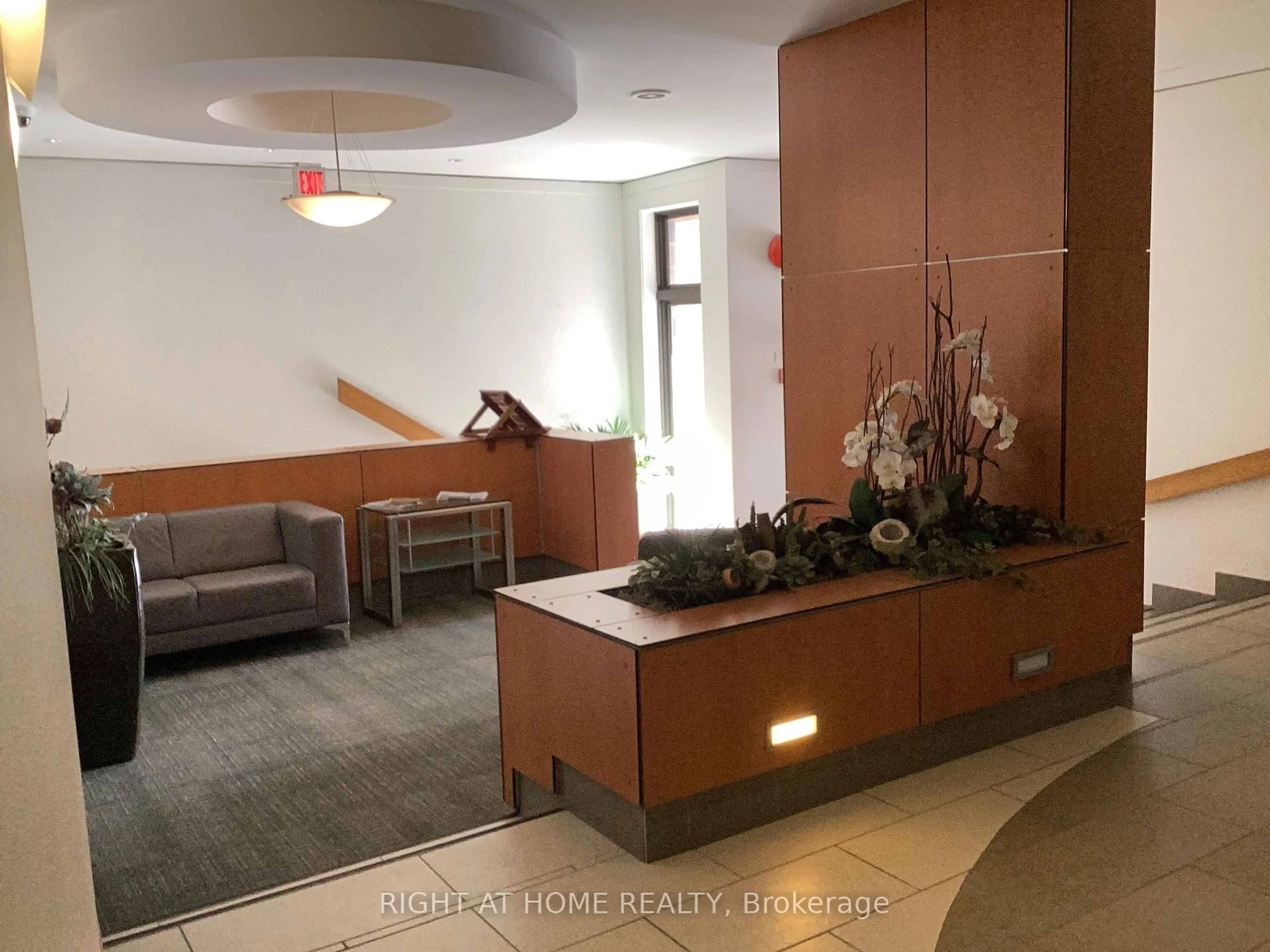 Indoor foyer for 373 Laurier Ave #401, Ottawa Ontario K1N 8X6