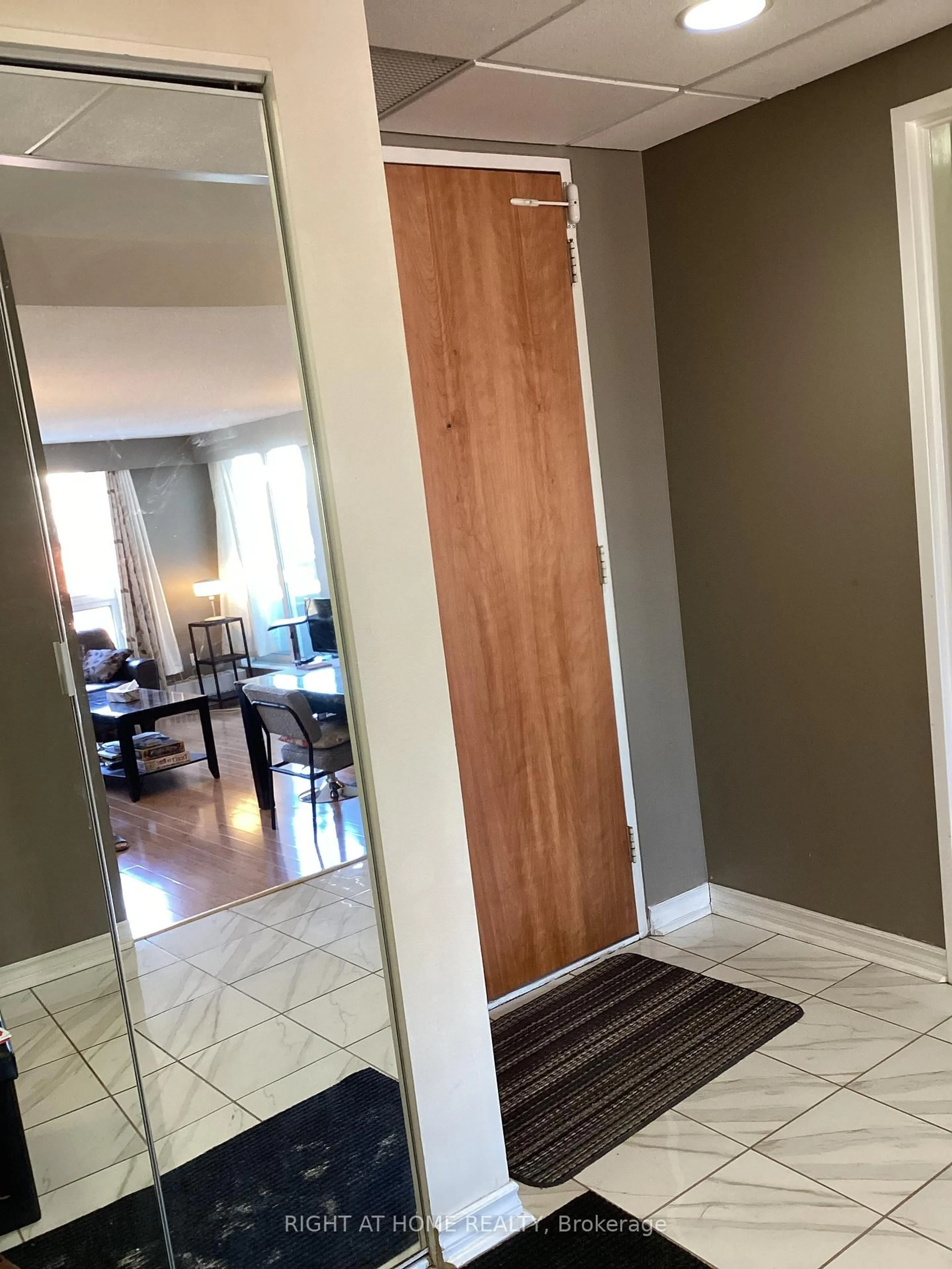 Indoor entryway for 373 Laurier Ave #401, Ottawa Ontario K1N 8X6
