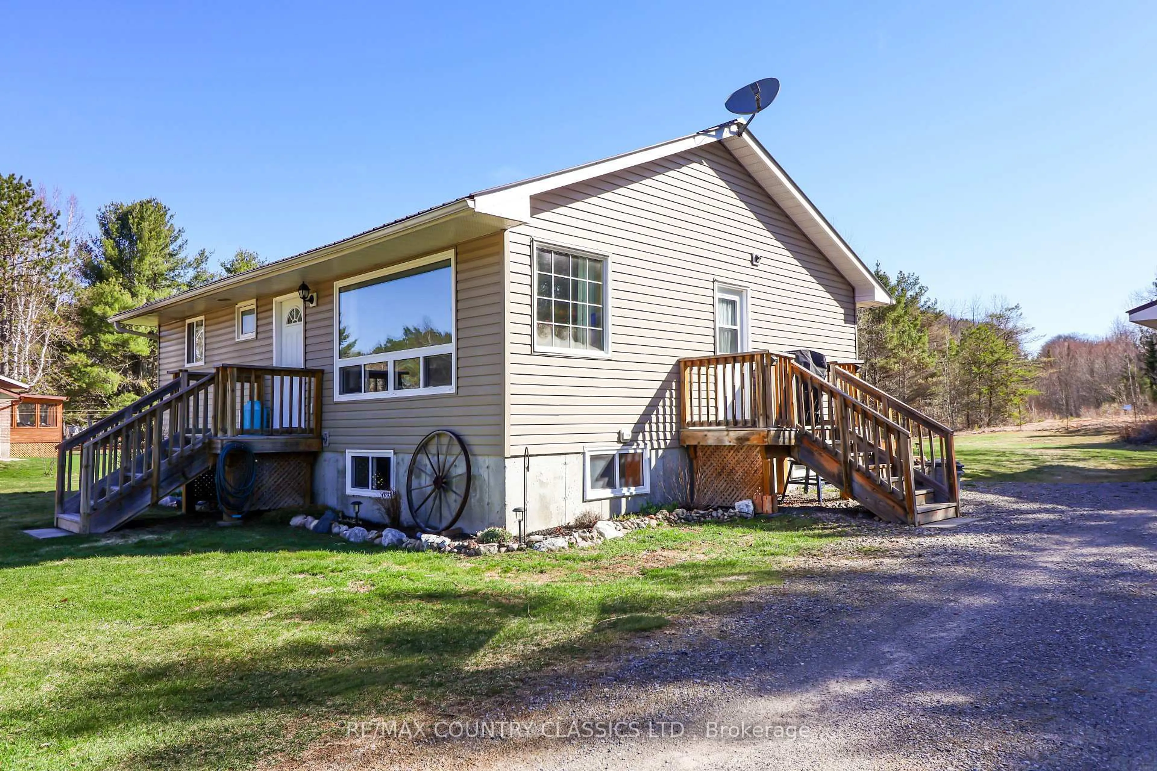 Home with vinyl exterior material, unknown for 42 Alexander Crt, Bancroft Ontario K0L 1C0