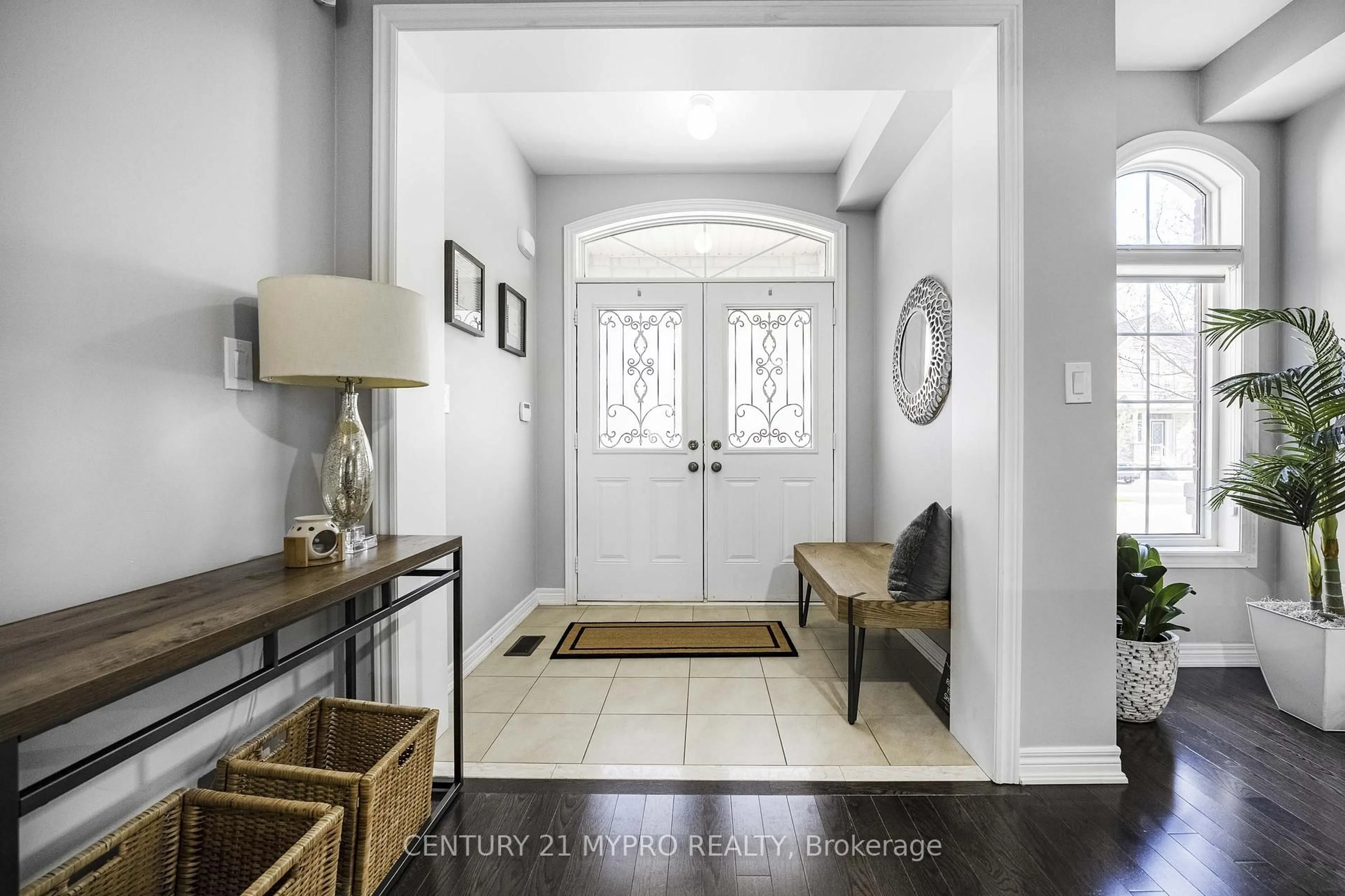Indoor entryway for 19 Mcknight Ave, Hamilton Ontario L8B 0R5