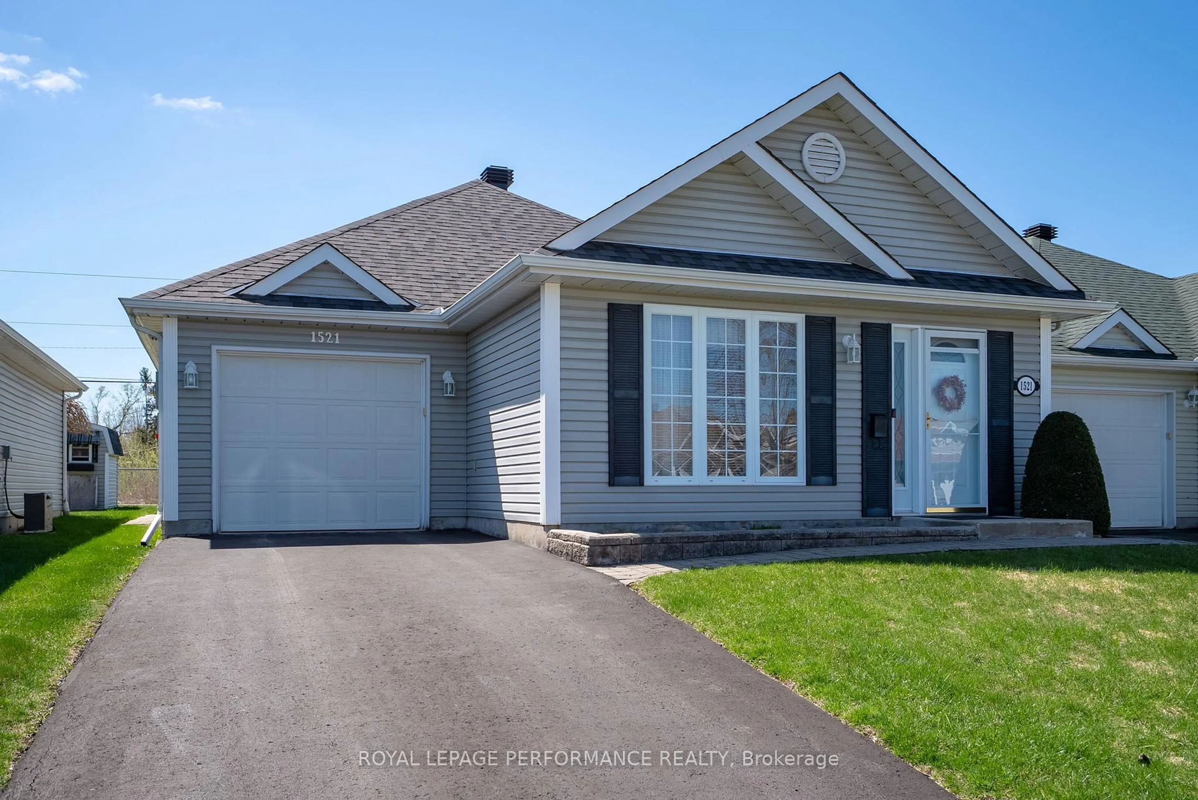 Home with vinyl exterior material, street for 1521 Frank Crt, Cornwall Ontario K6H 7N7