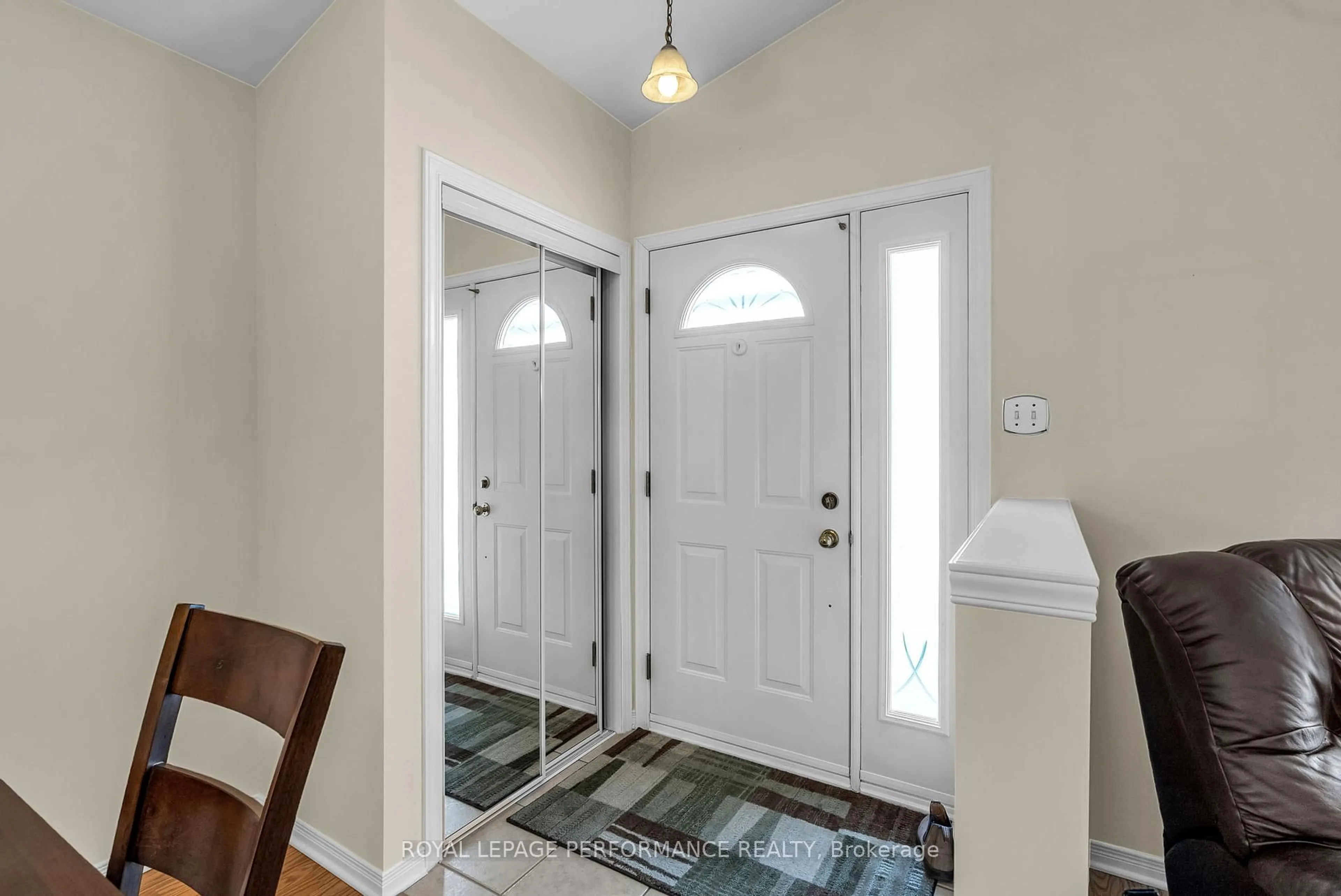 Indoor entryway for 1521 Frank Crt, Cornwall Ontario K6H 7N7