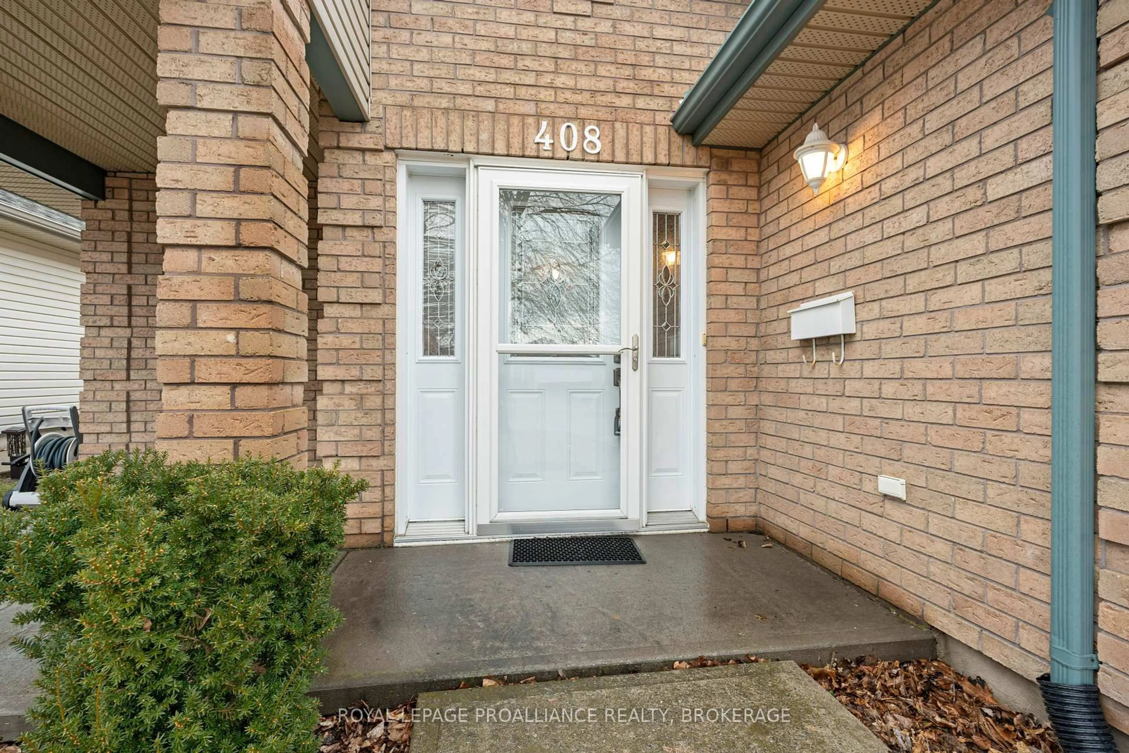 Indoor entryway for 408 Dolshire St, Kingston Ontario K7M 9B4