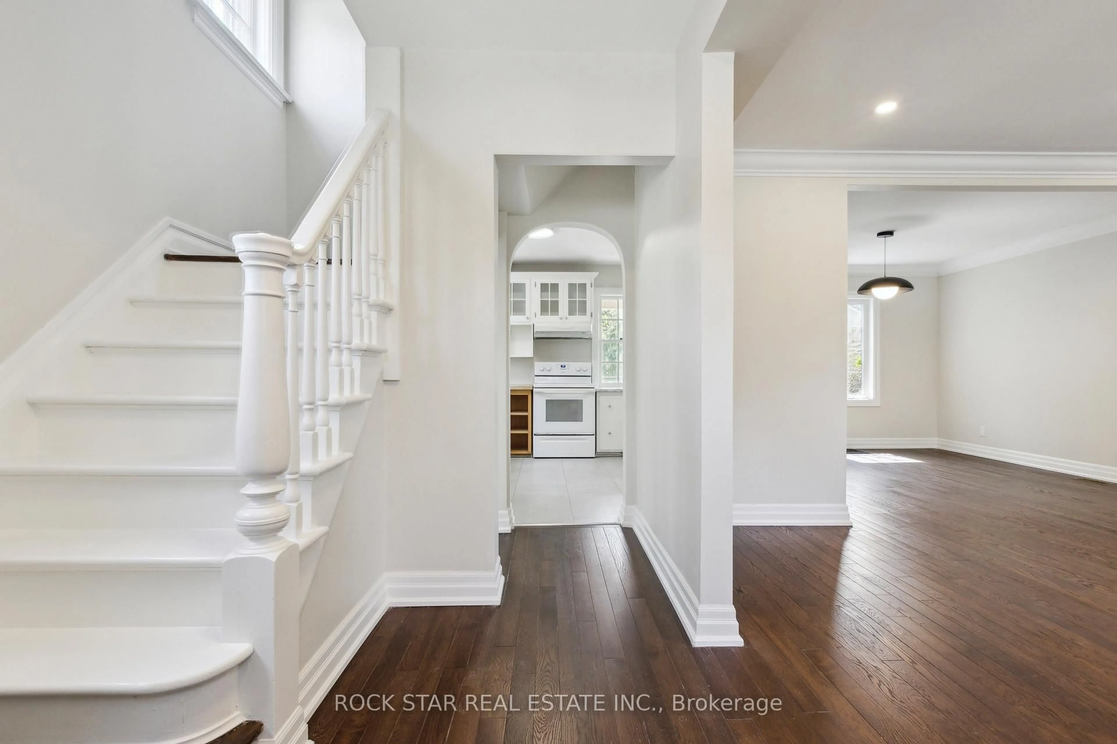 Indoor entryway for 127 Krug St, Kitchener Ontario N2H 2Y1
