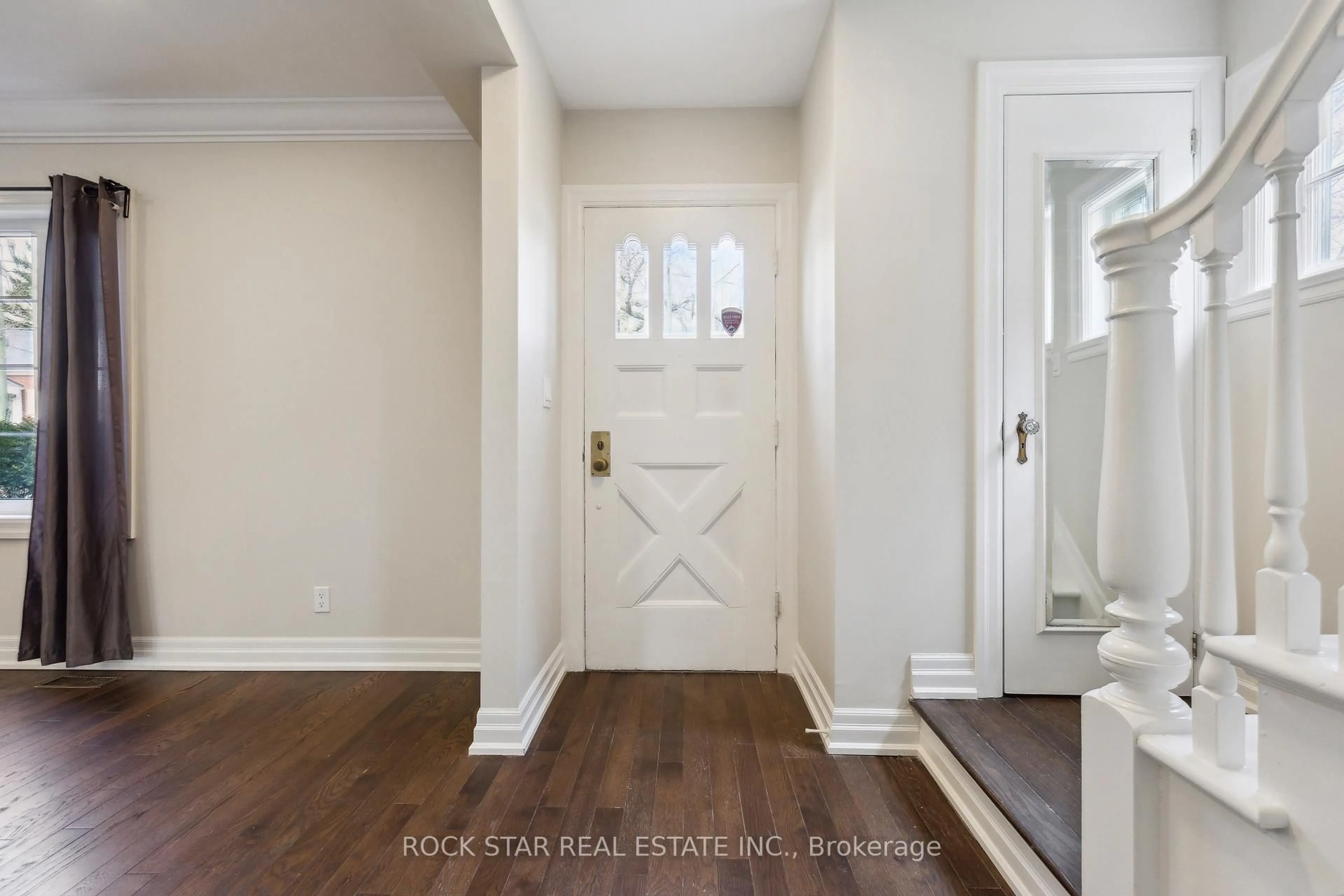 Indoor entryway for 127 Krug St, Kitchener Ontario N2H 2Y1