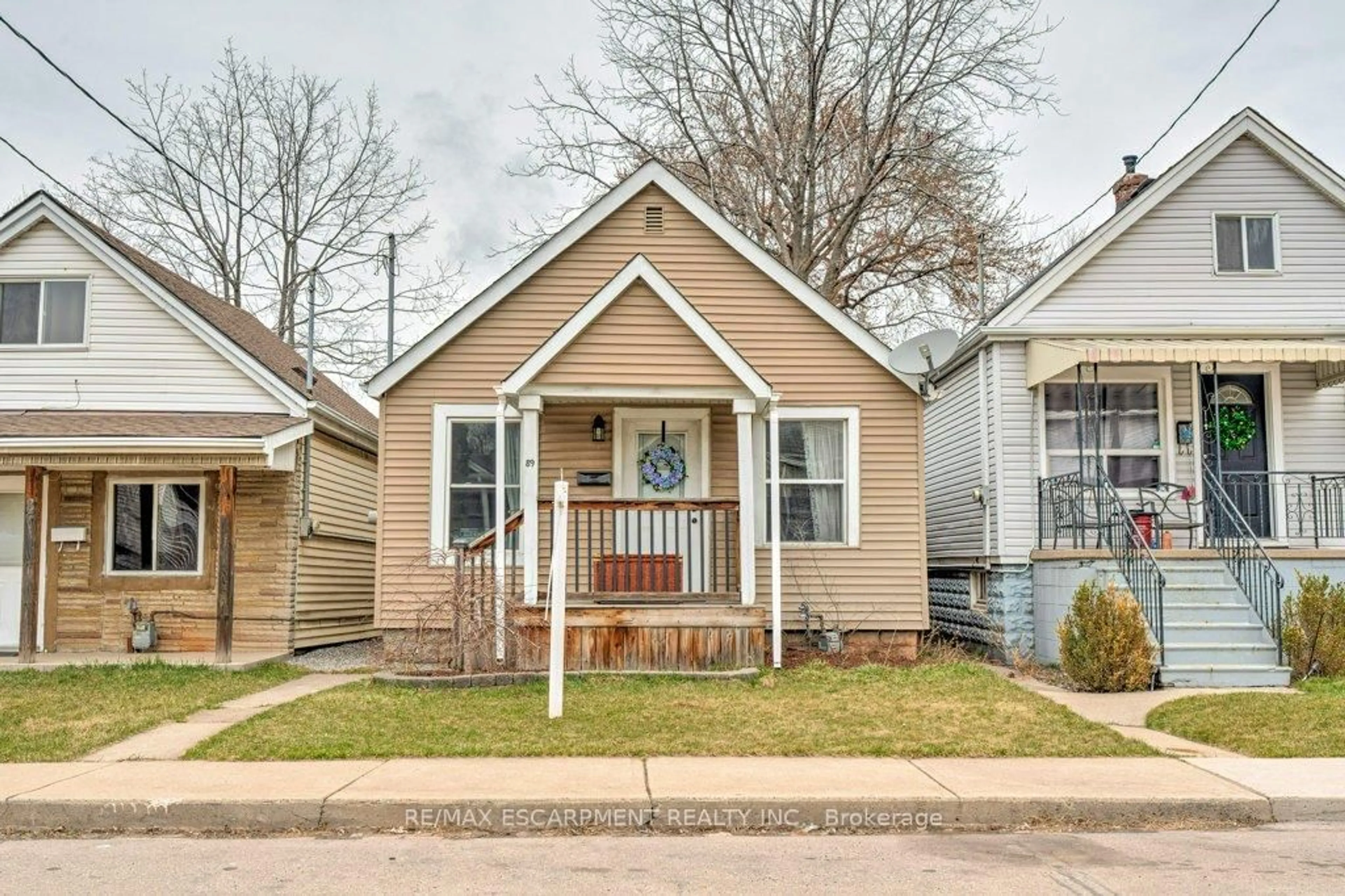 Home with vinyl exterior material, street for 89 Albany Ave, Hamilton Ontario L8H 2H4