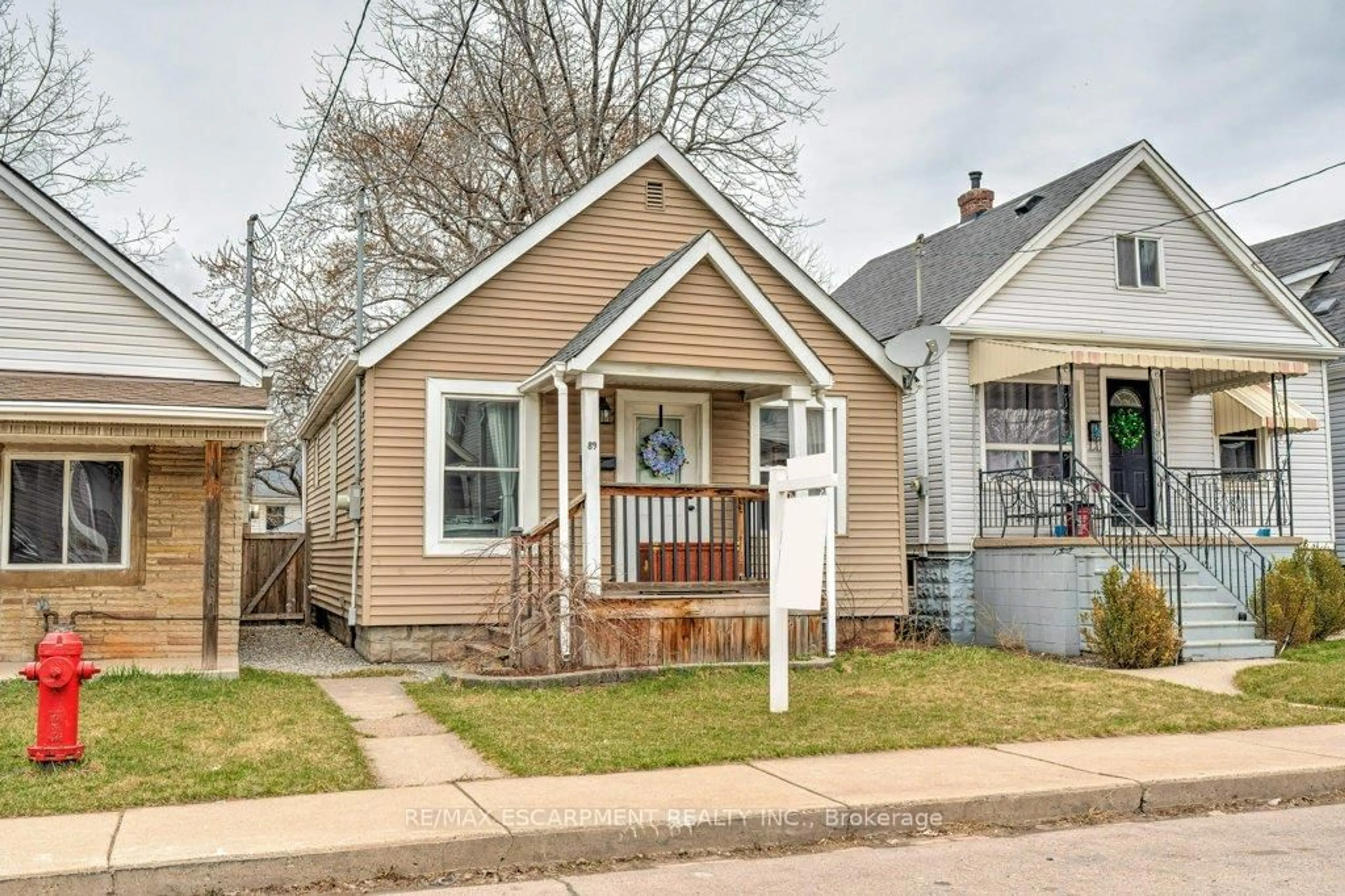 Home with vinyl exterior material, street for 89 Albany Ave, Hamilton Ontario L8H 2H4