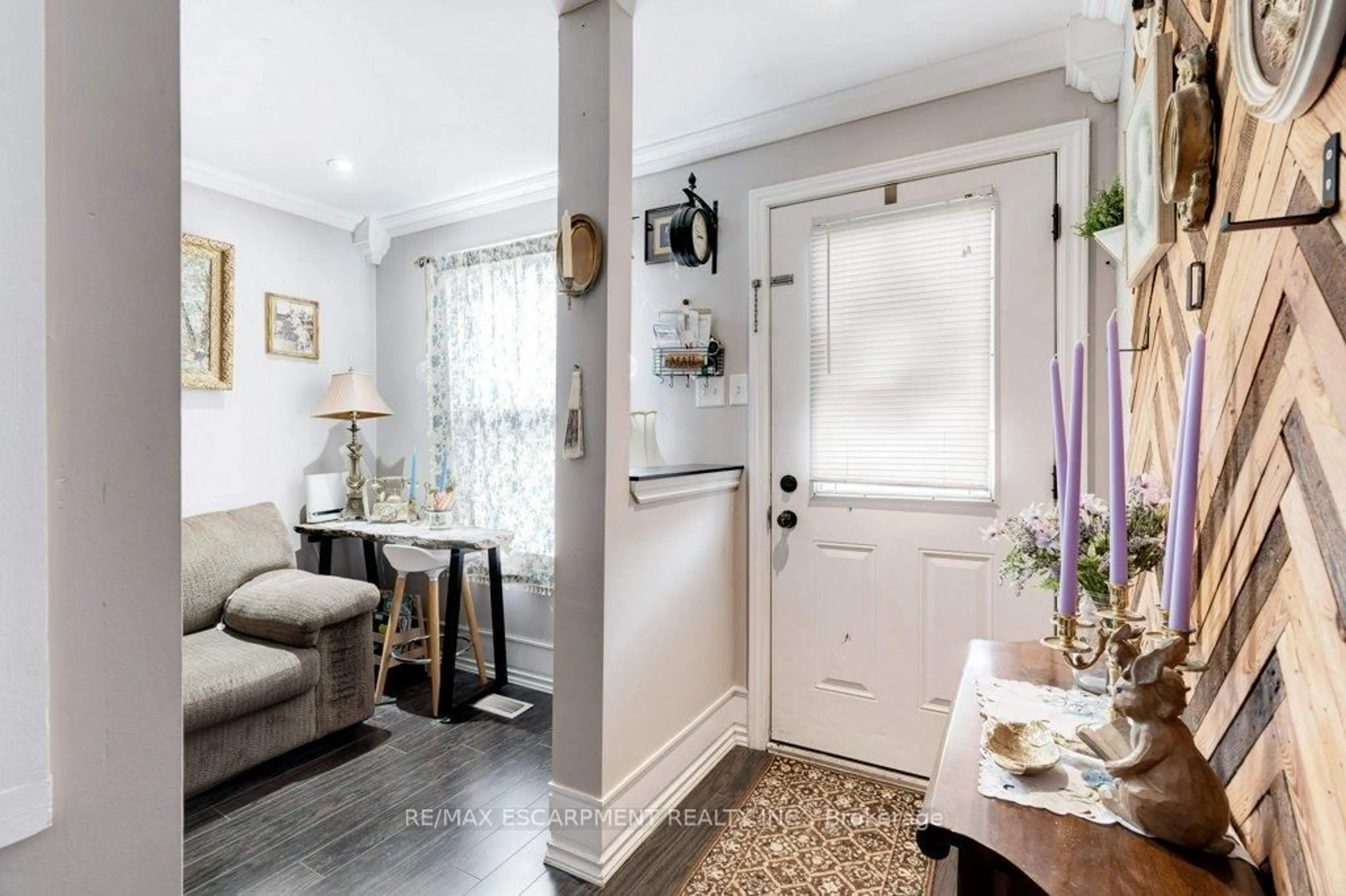 Indoor entryway for 89 Albany Ave, Hamilton Ontario L8H 2H4