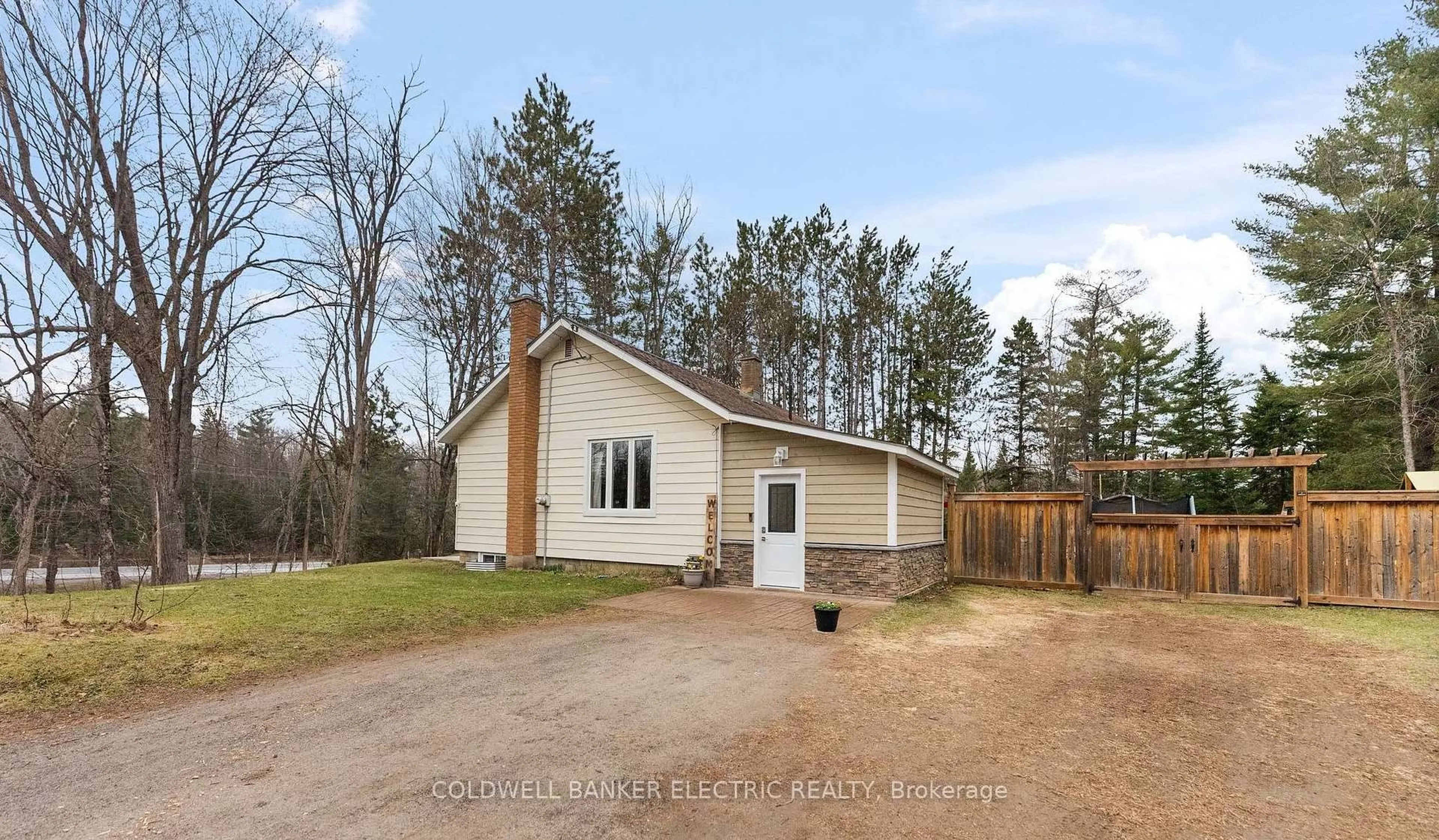 A pic from outside/outdoor area/front of a property/back of a property/a pic from drone, unknown for 58 River St, North Kawartha Ontario K0L 1A0