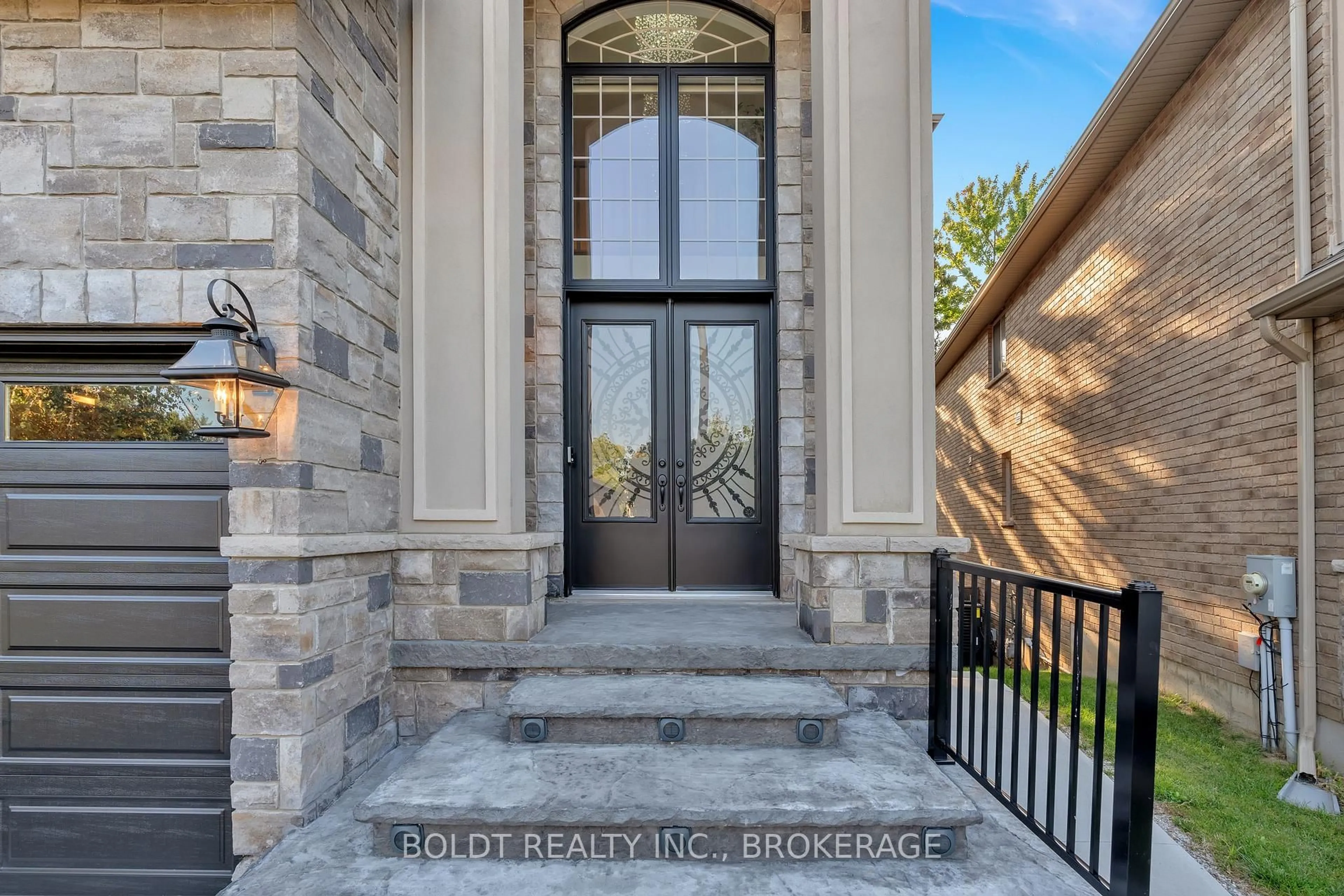 Indoor entryway for 47 Lorupe Crt, Hamilton Ontario L9G 0C8