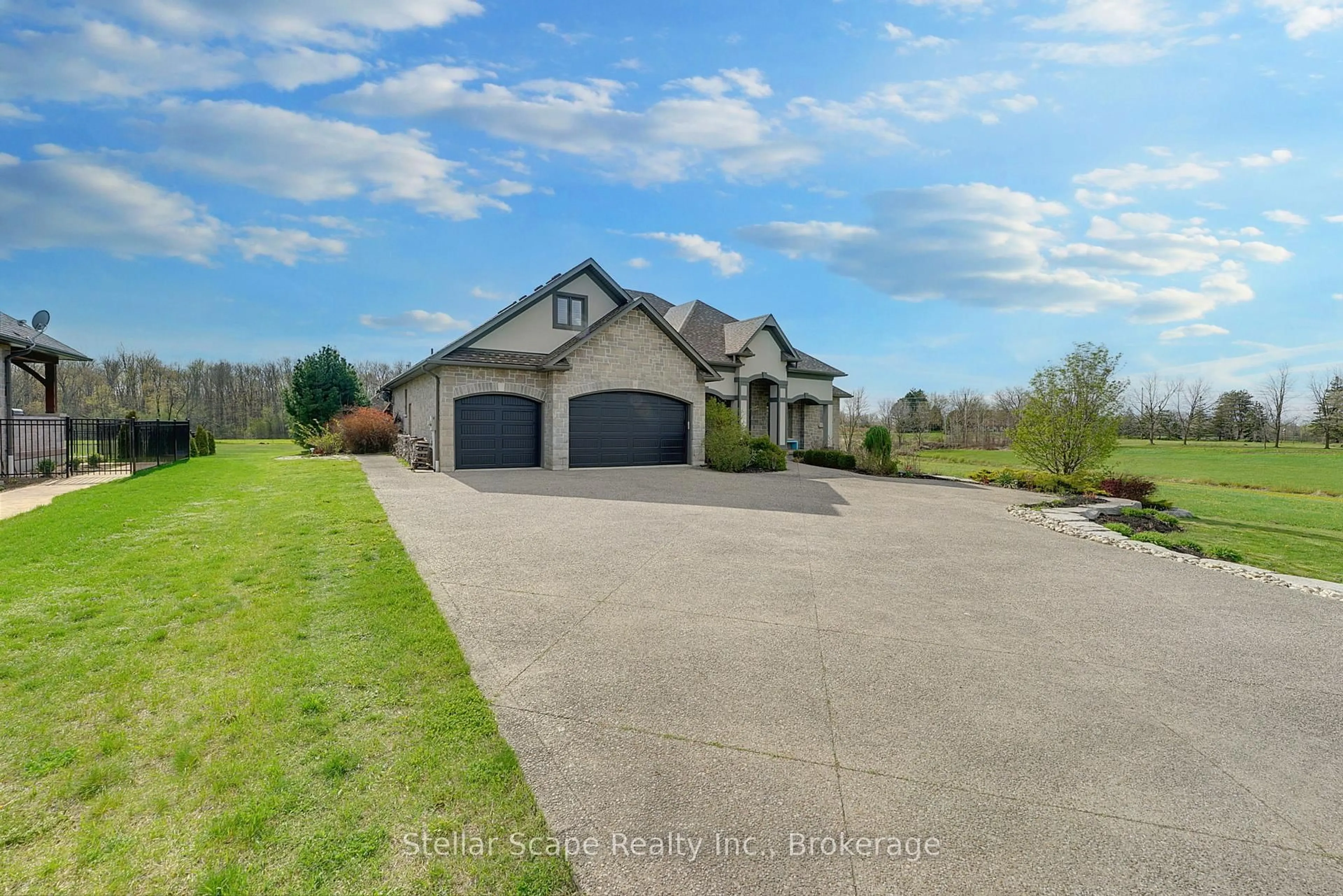A pic from outside/outdoor area/front of a property/back of a property/a pic from drone, water/lake/river/ocean view for 3795 Beaverdale Rd, Cambridge Ontario N3H 4R6