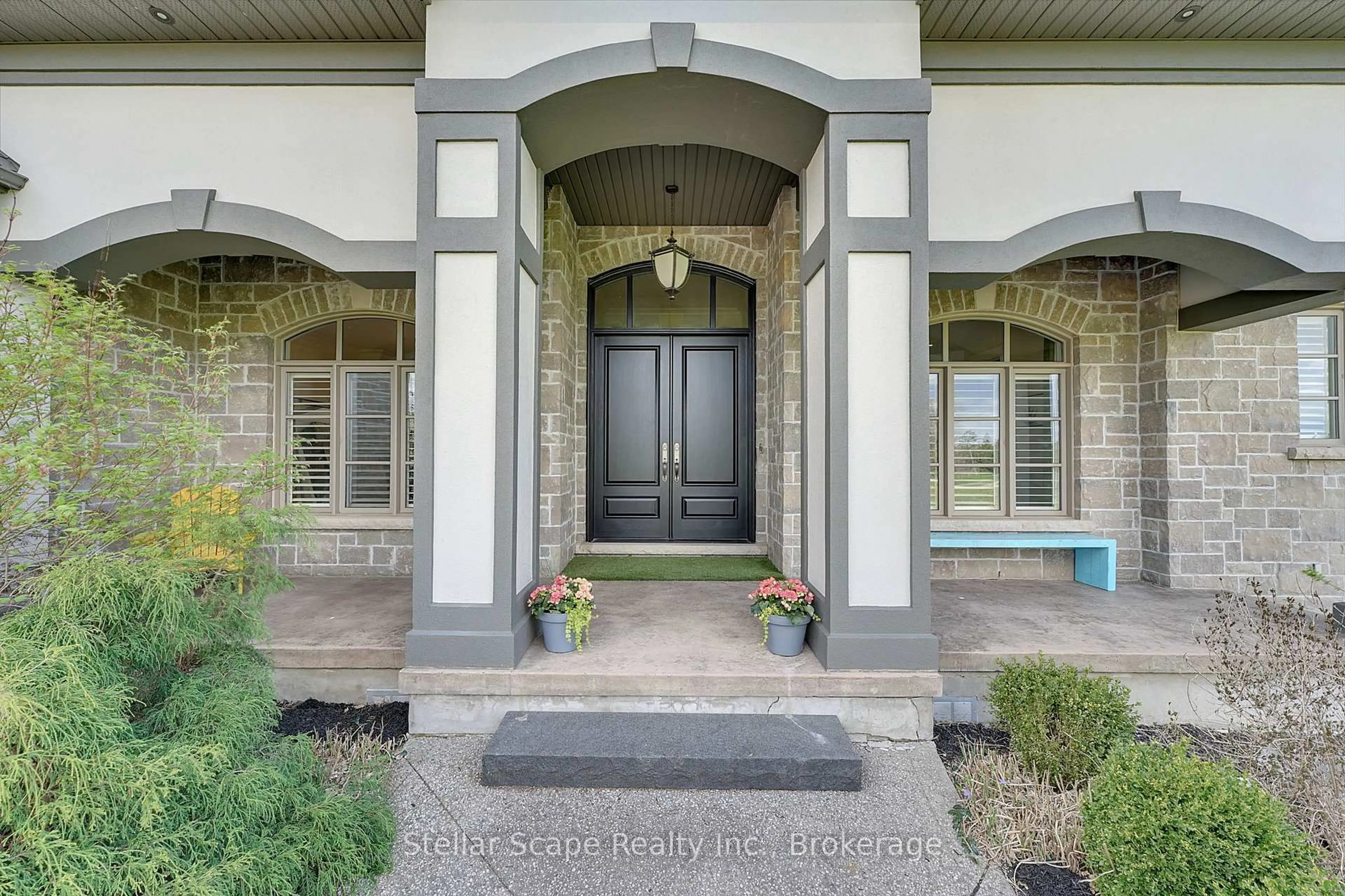 Indoor entryway for 3795 Beaverdale Rd, Cambridge Ontario N3H 4R6