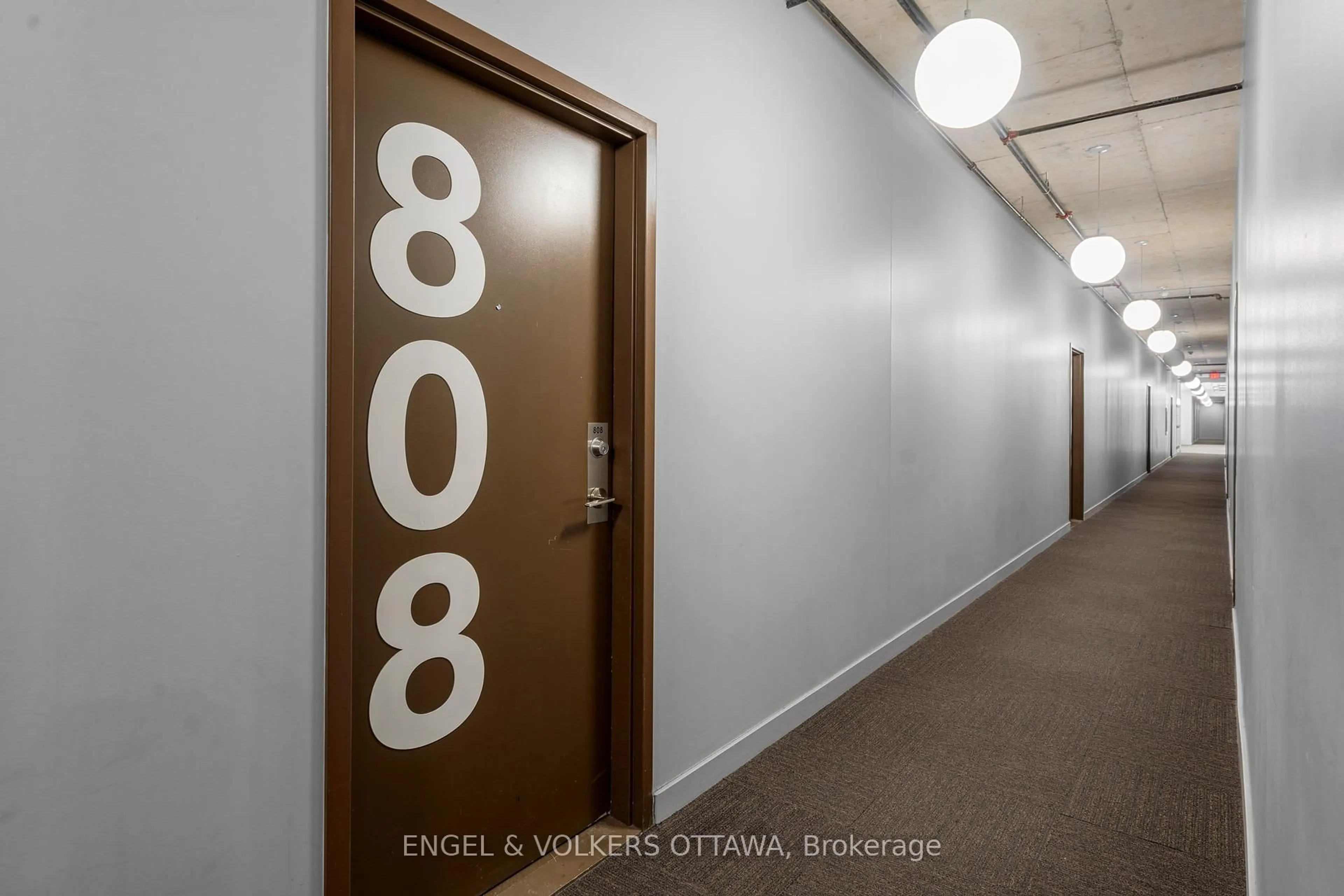 Indoor foyer for 360 McLeod St #808, Ottawa Ontario K2P 1A9