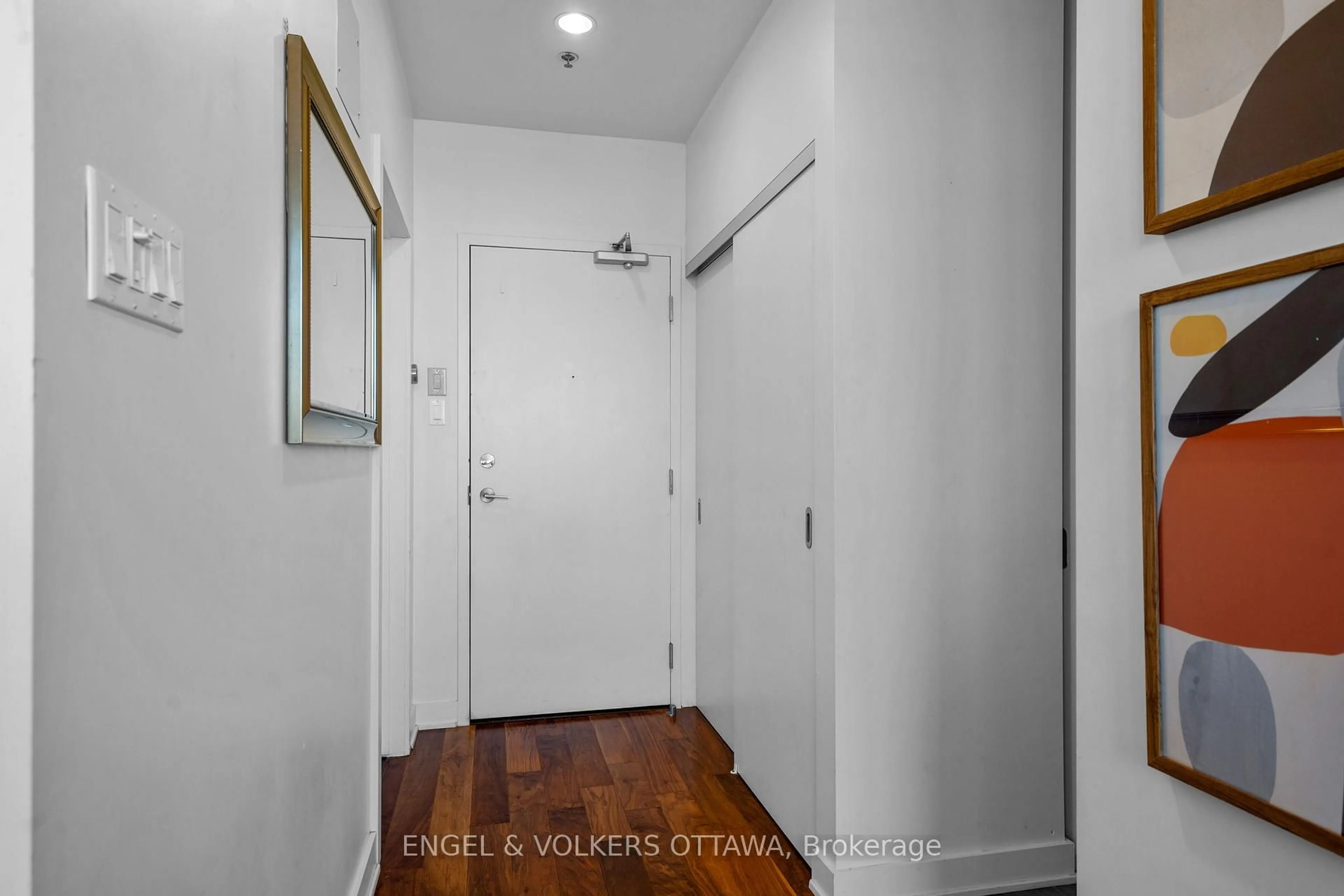 Indoor entryway for 360 McLeod St #808, Ottawa Ontario K2P 1A9