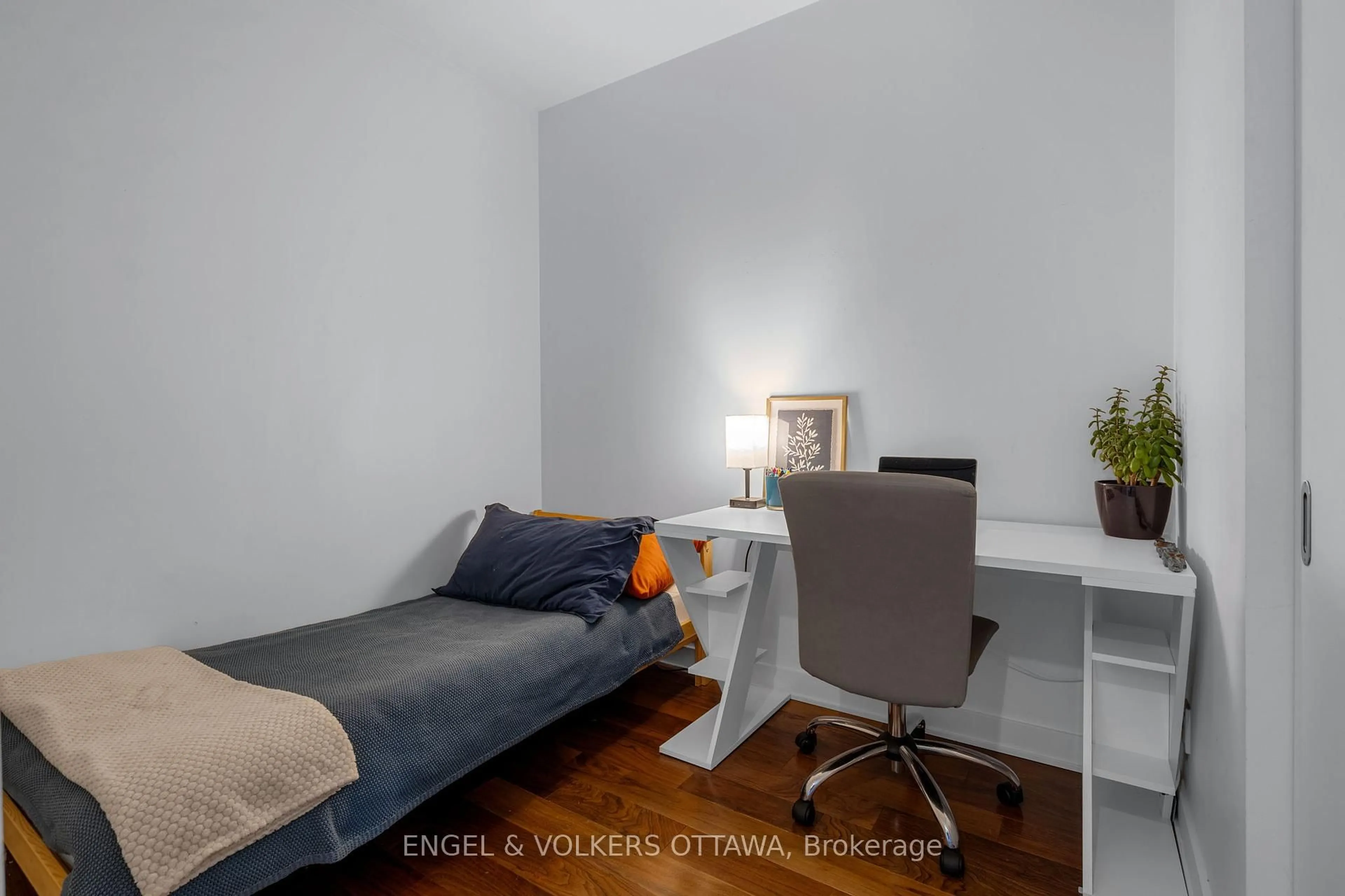 A pic of a room for 360 McLeod St #808, Ottawa Ontario K2P 1A9