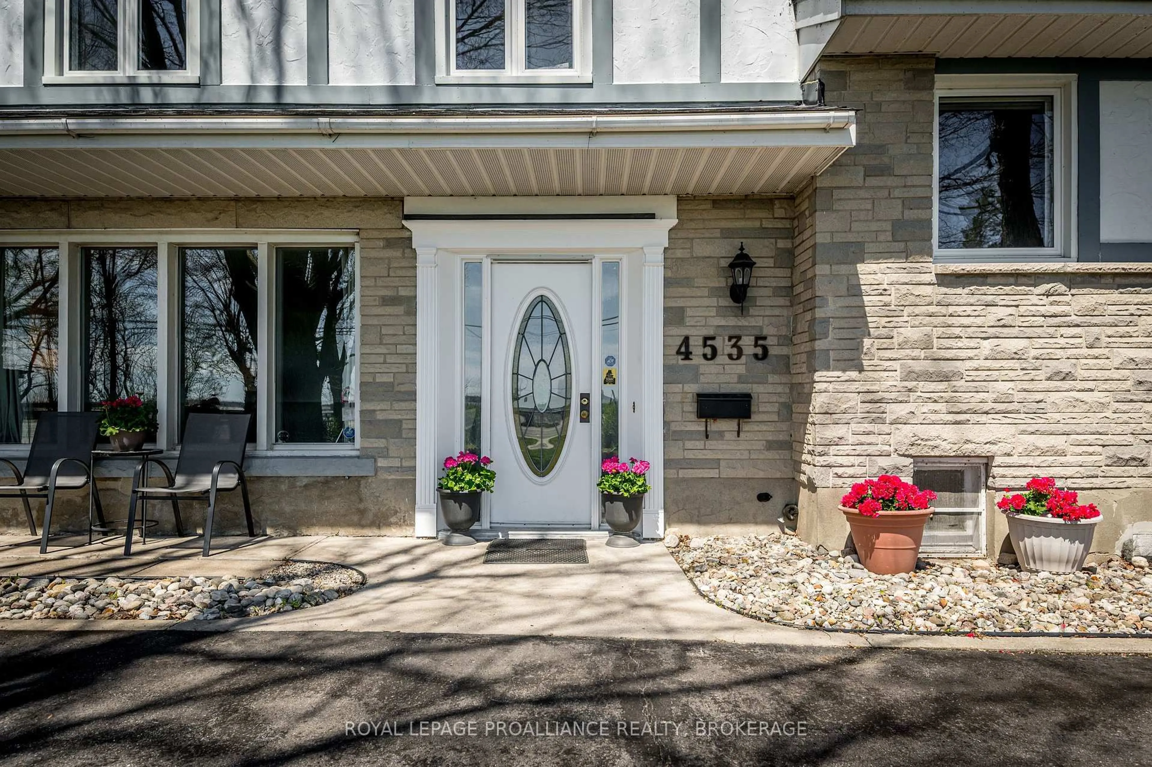 Indoor entryway for 4535 Bath Rd, Loyalist Ontario K7N 1A6