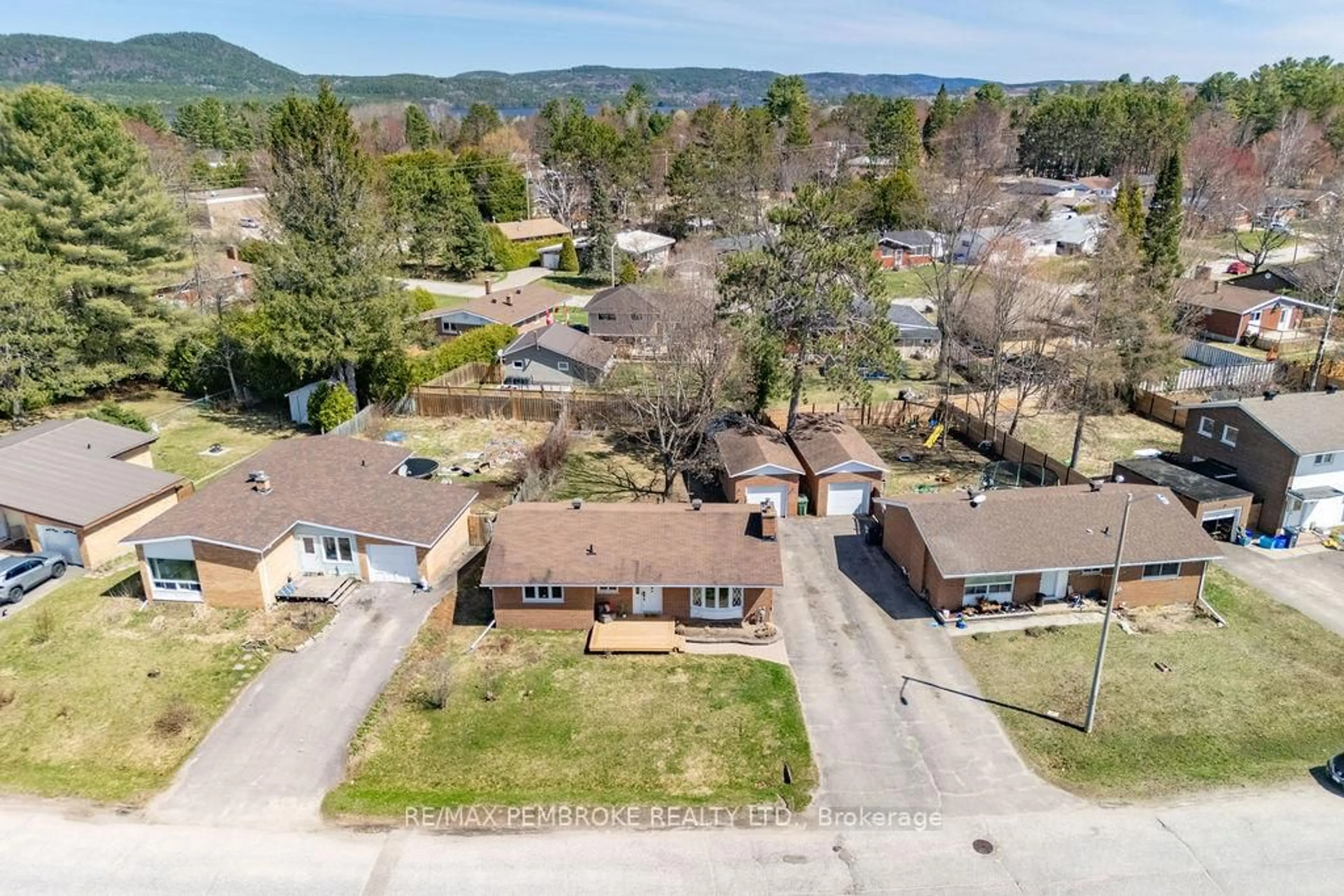 A pic from outside/outdoor area/front of a property/back of a property/a pic from drone, mountain view for 76 Frontenac Cres, Deep River Ontario K0J 1P0