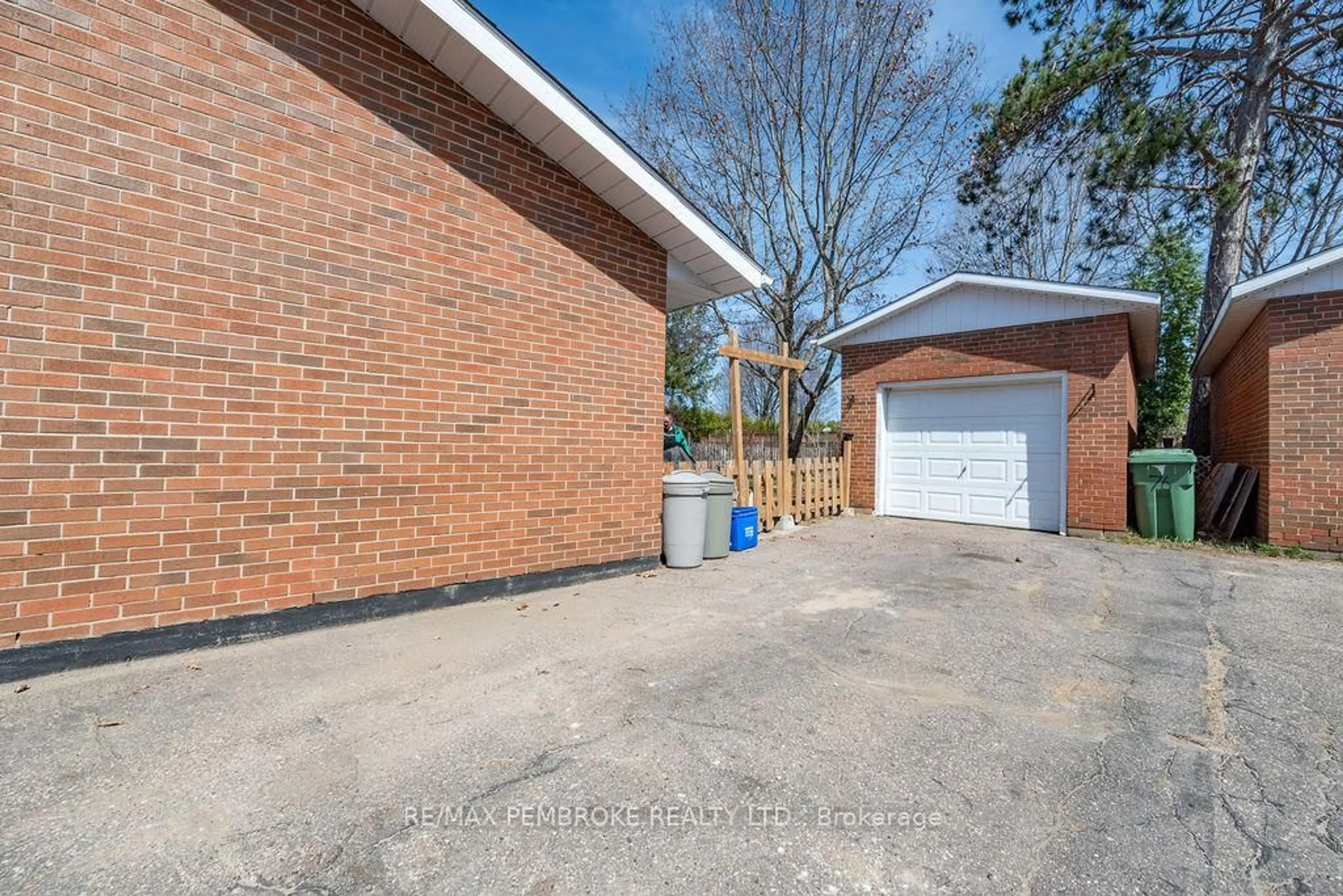 A pic from outside/outdoor area/front of a property/back of a property/a pic from drone, street for 76 Frontenac Cres, Deep River Ontario K0J 1P0