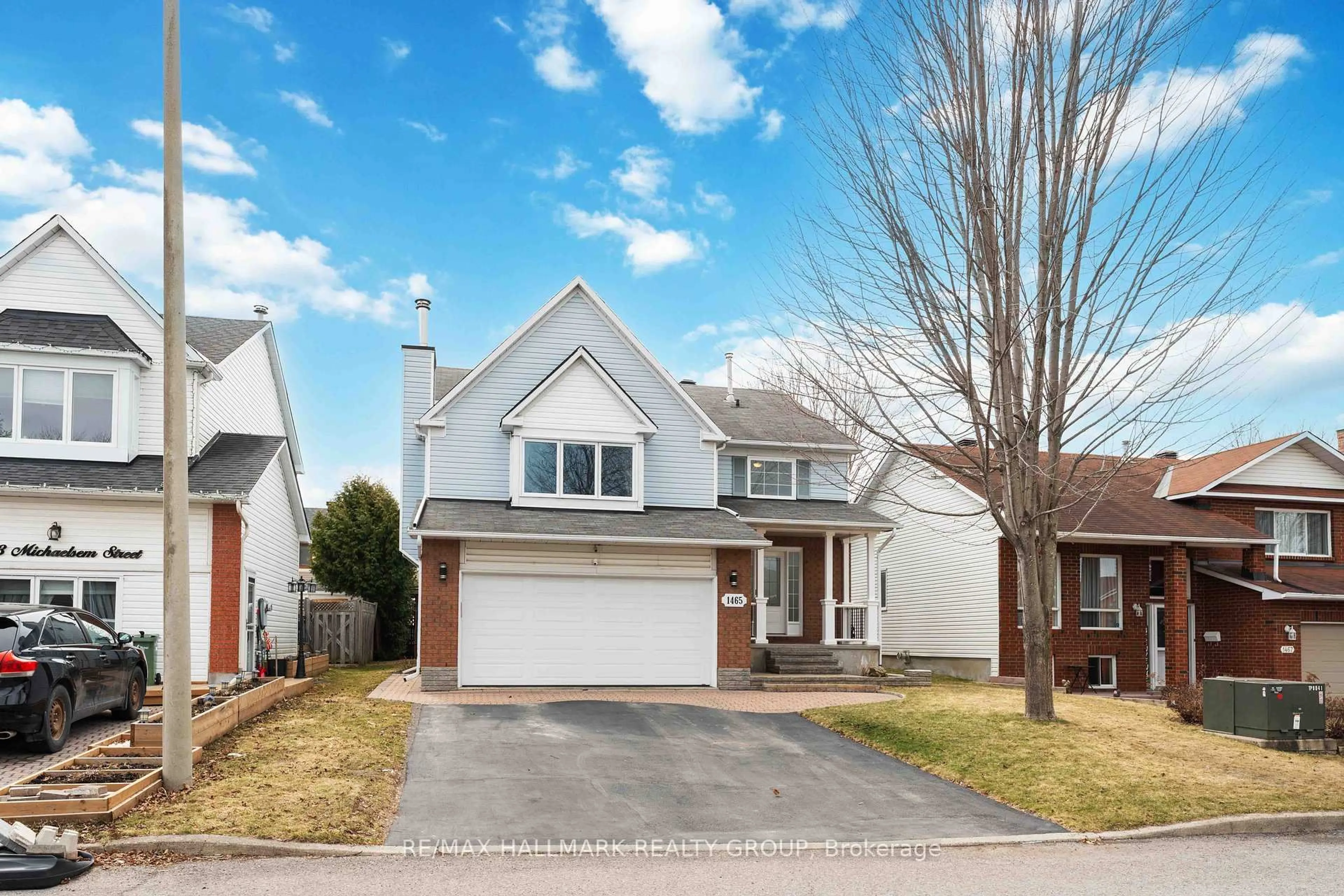Home with vinyl exterior material, street for 1465 Michaelsem St, Orleans Ontario K1C 7C3