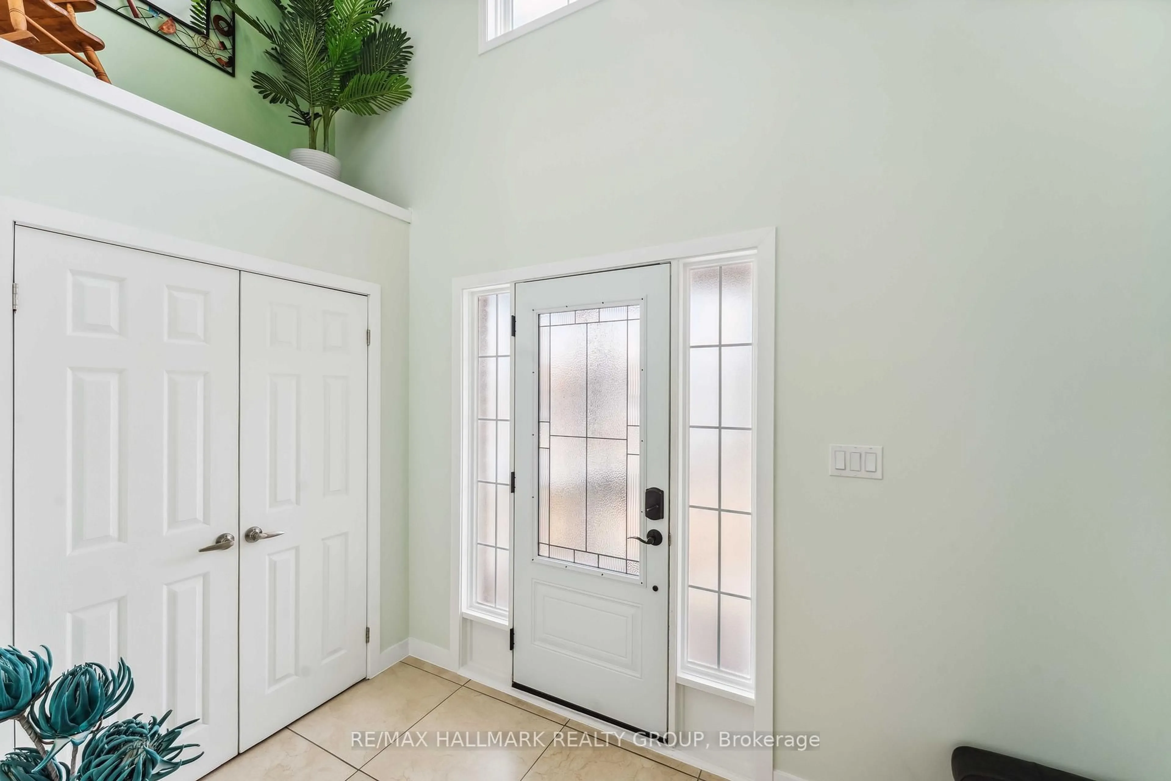 Indoor entryway for 1465 Michaelsem St, Orleans Ontario K1C 7C3