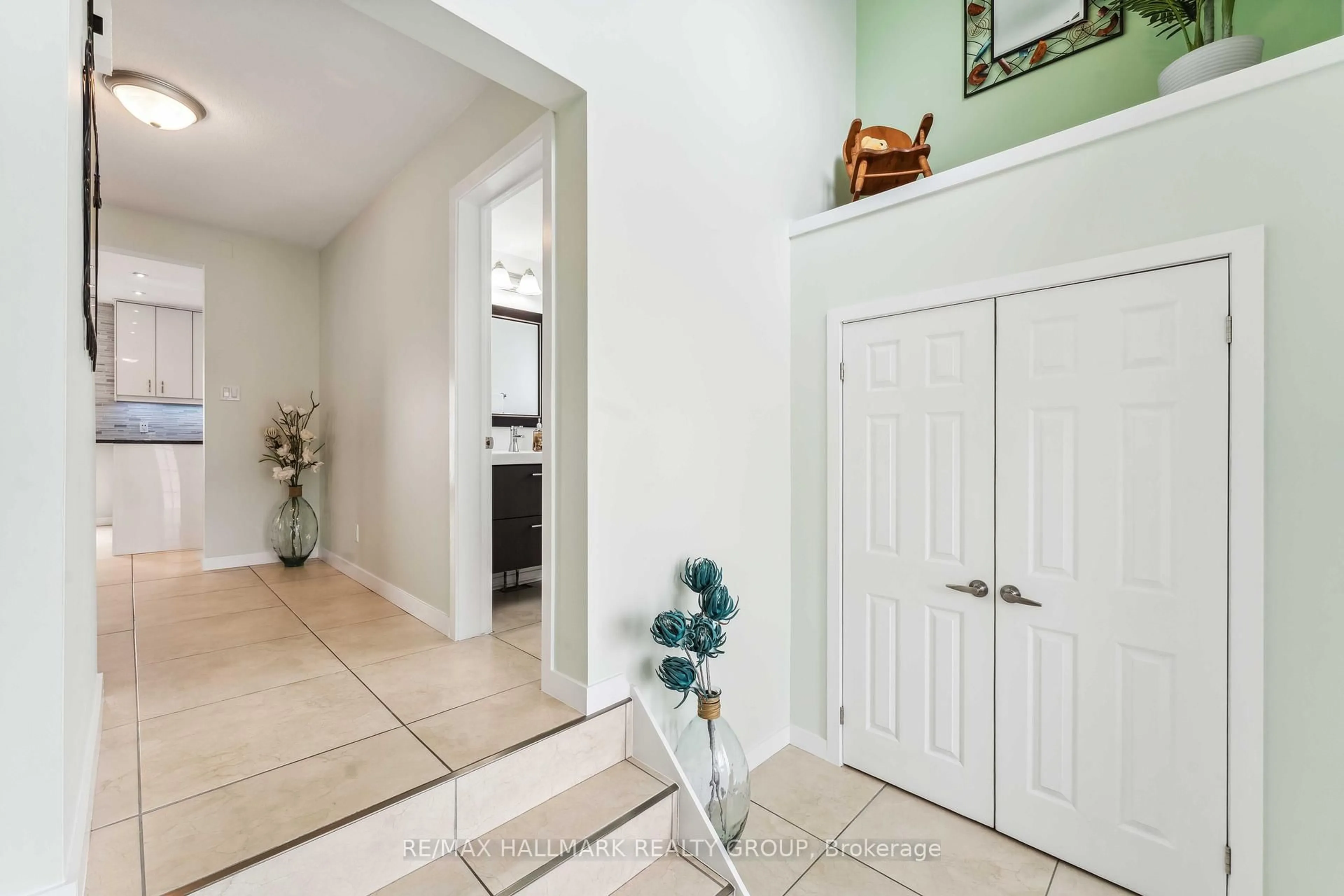 Indoor entryway for 1465 Michaelsem St, Orleans Ontario K1C 7C3