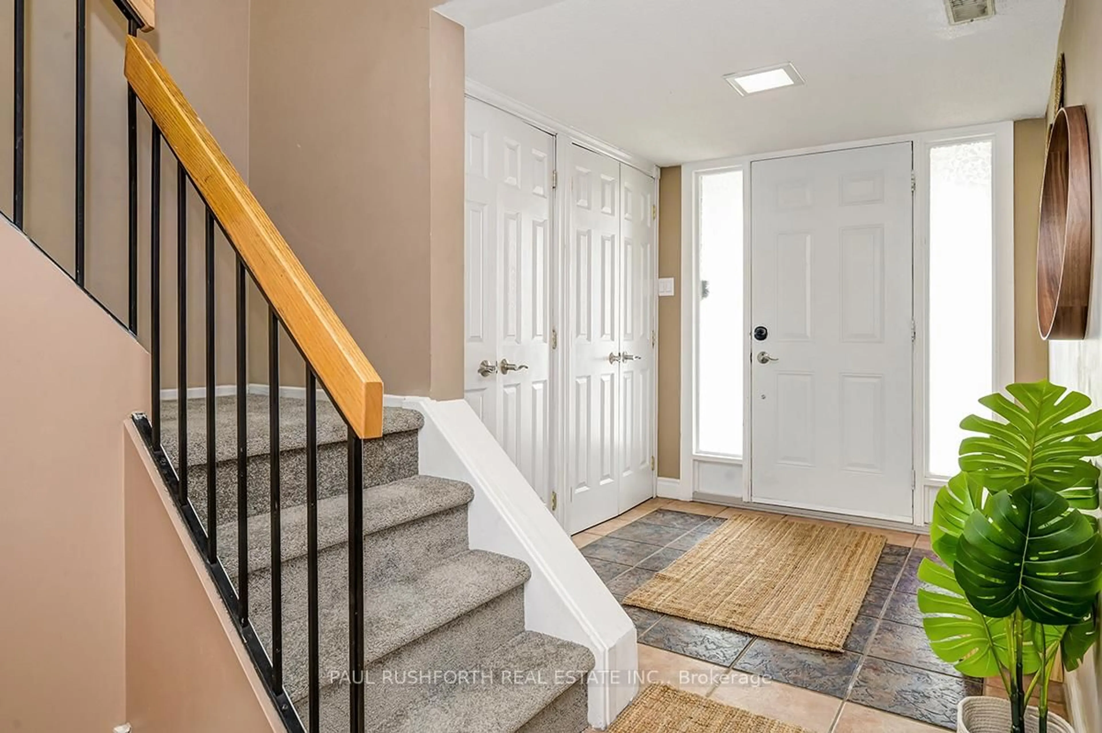 Indoor entryway for 5 Crestlea Cres #D, Ottawa Ontario K2G 4N1