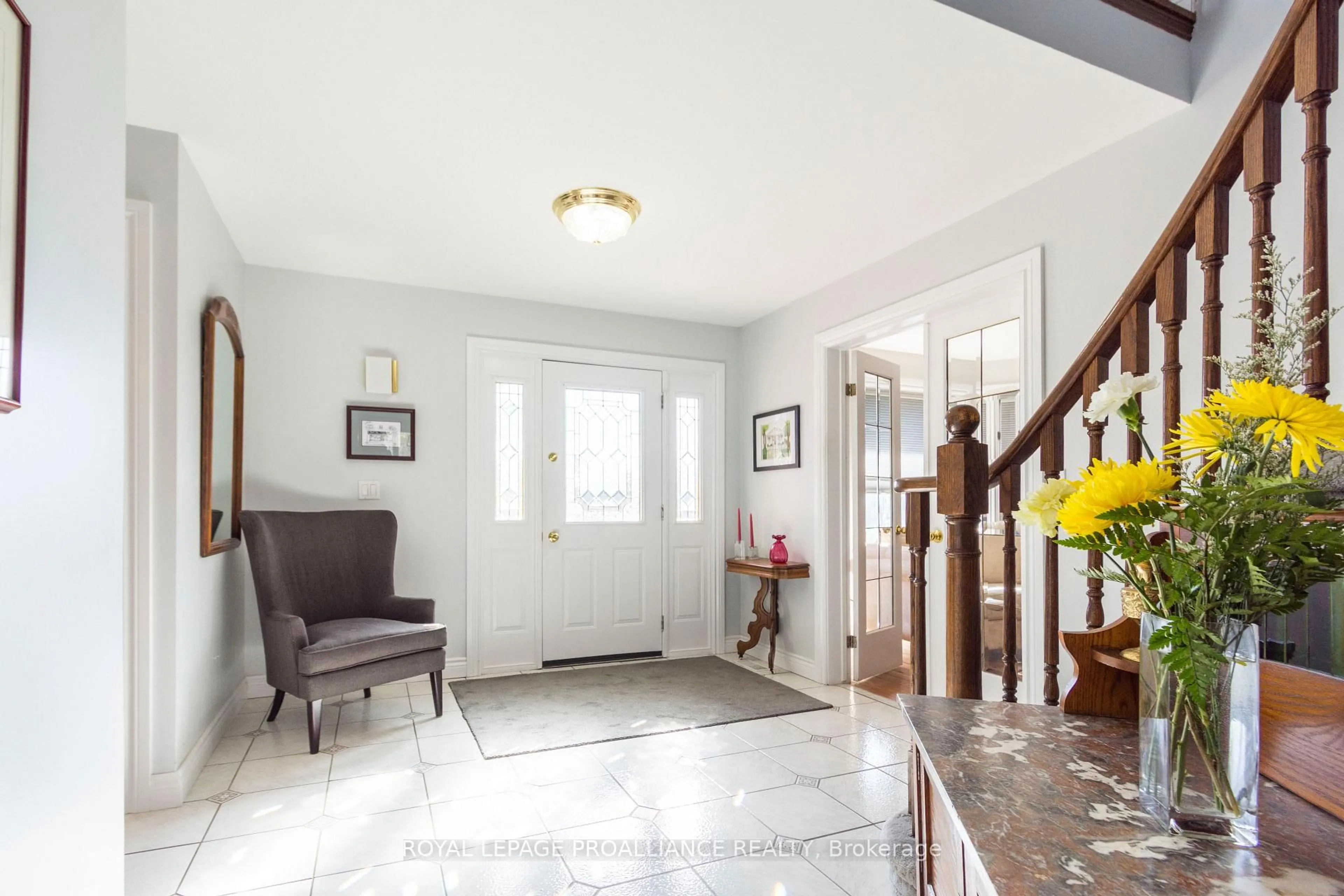 Indoor entryway for 4 Queensboro Crt, Belleville Ontario K8P 5E5