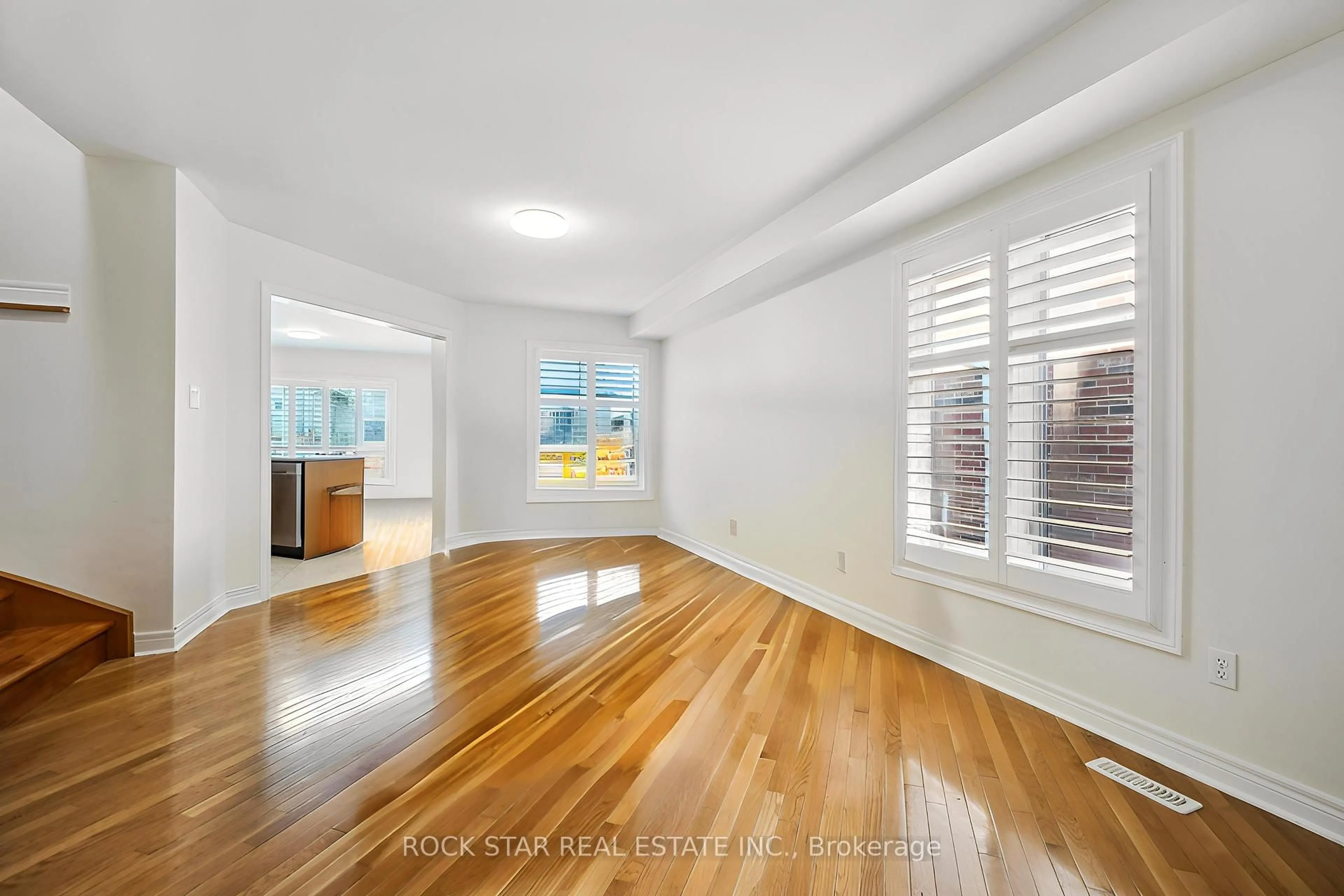 Indoor foyer for 23 Colonel Lyall St, St. Catharines Ontario L2P 0B3