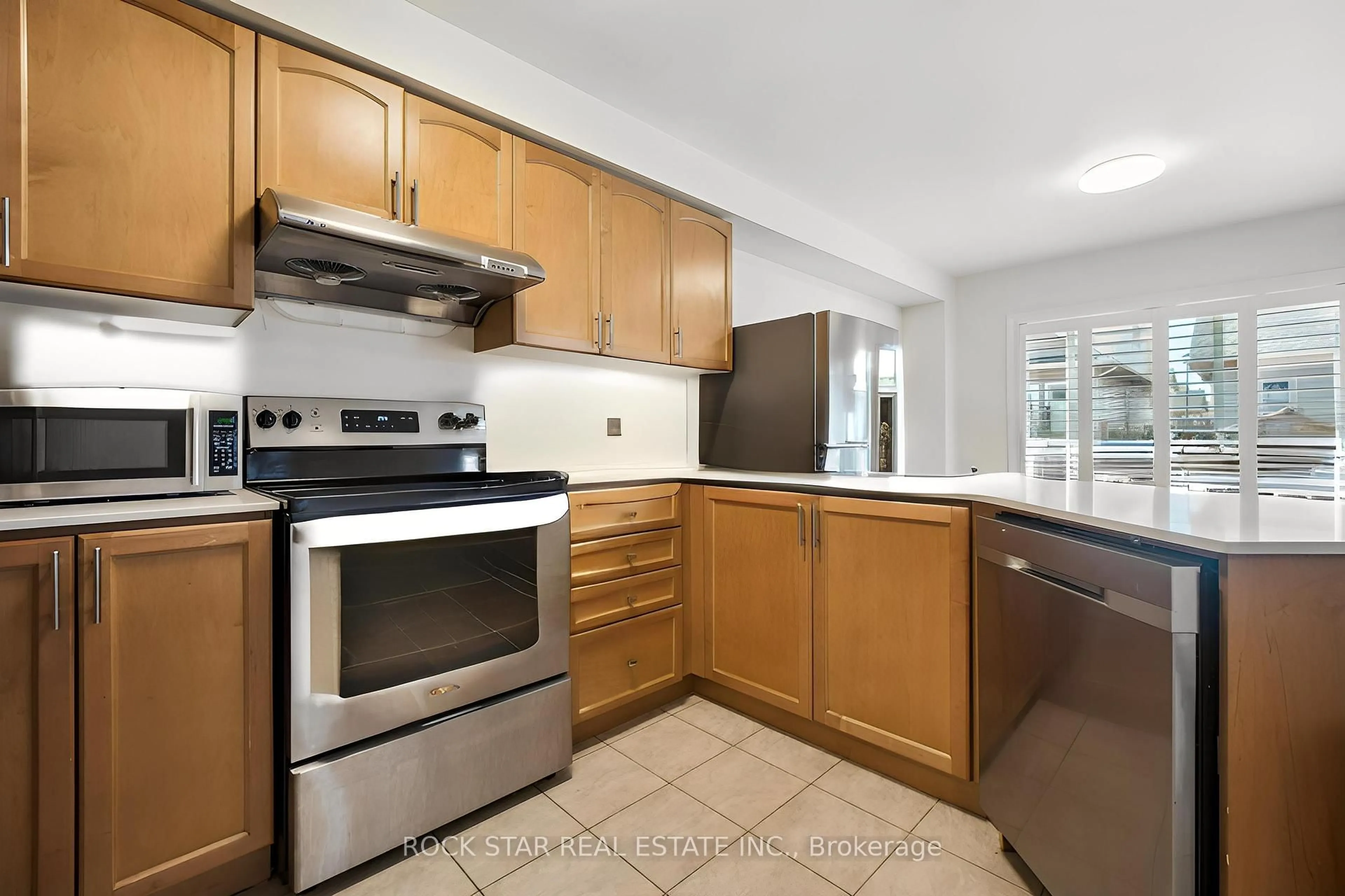 Standard kitchen, ceramic/tile floor for 23 Colonel Lyall St, St. Catharines Ontario L2P 0B3