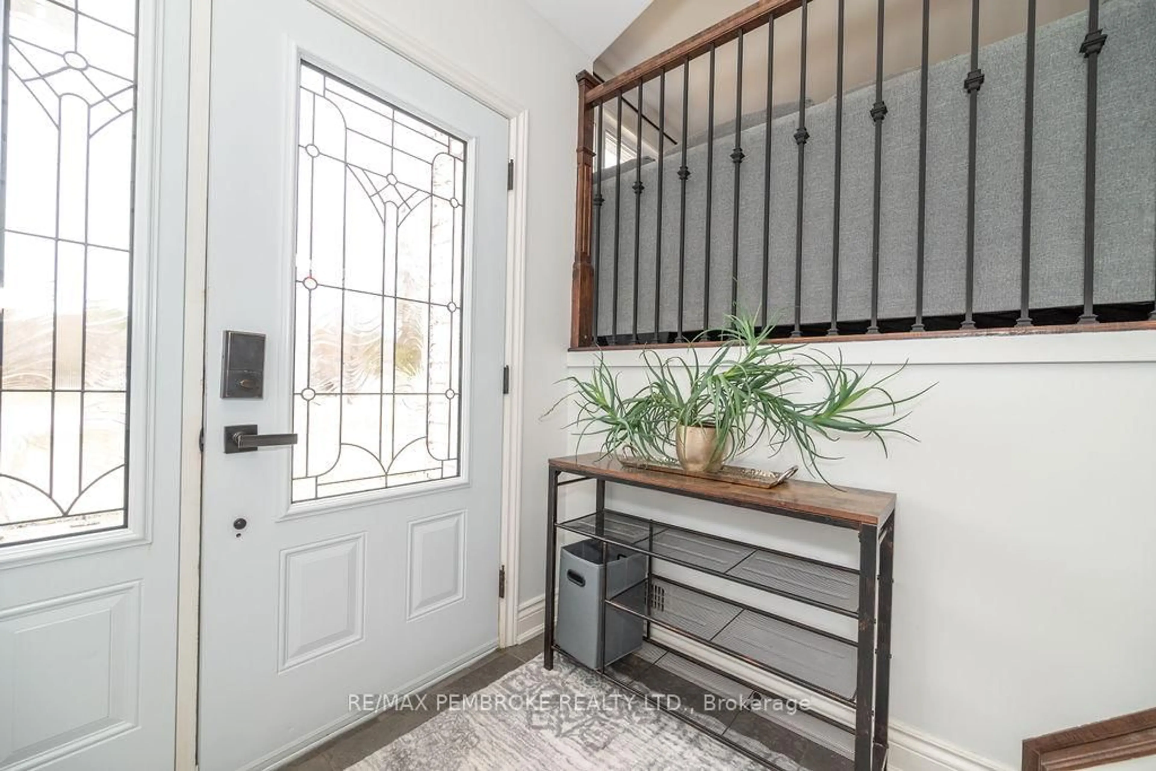 Indoor entryway for 47 Biesenthal Rd, Petawawa Ontario K8H 3S3
