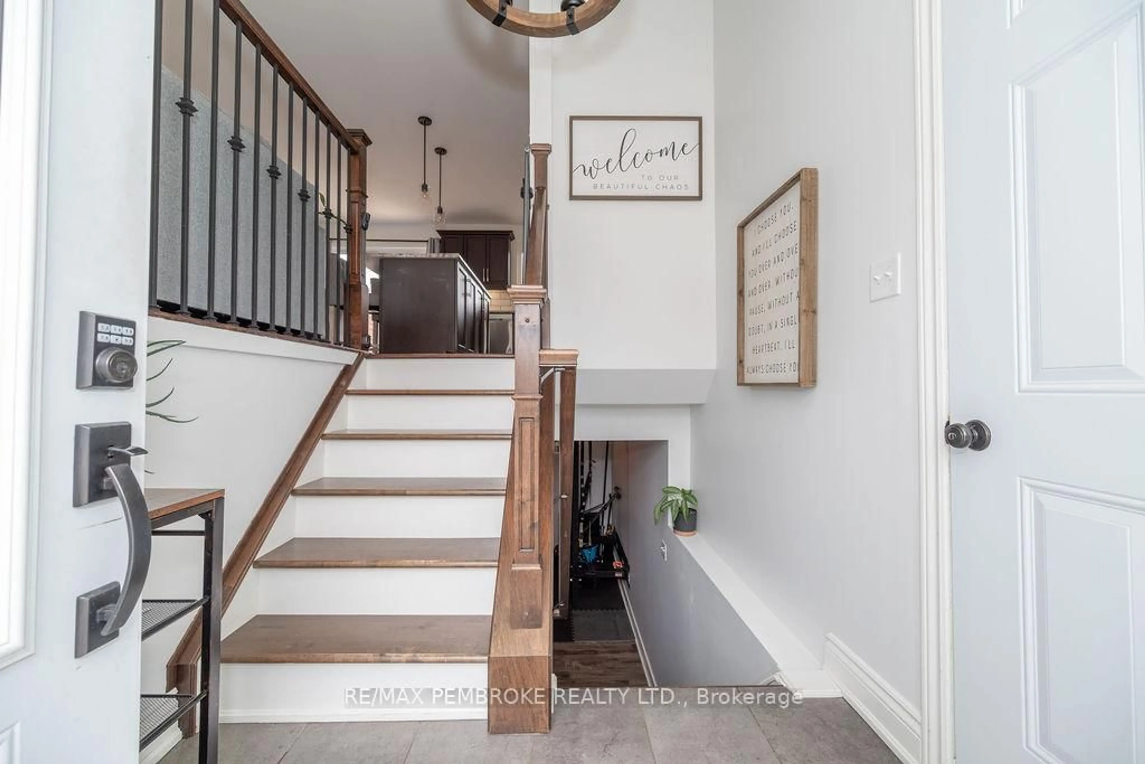 Indoor entryway for 47 Biesenthal Rd, Petawawa Ontario K8H 3S3