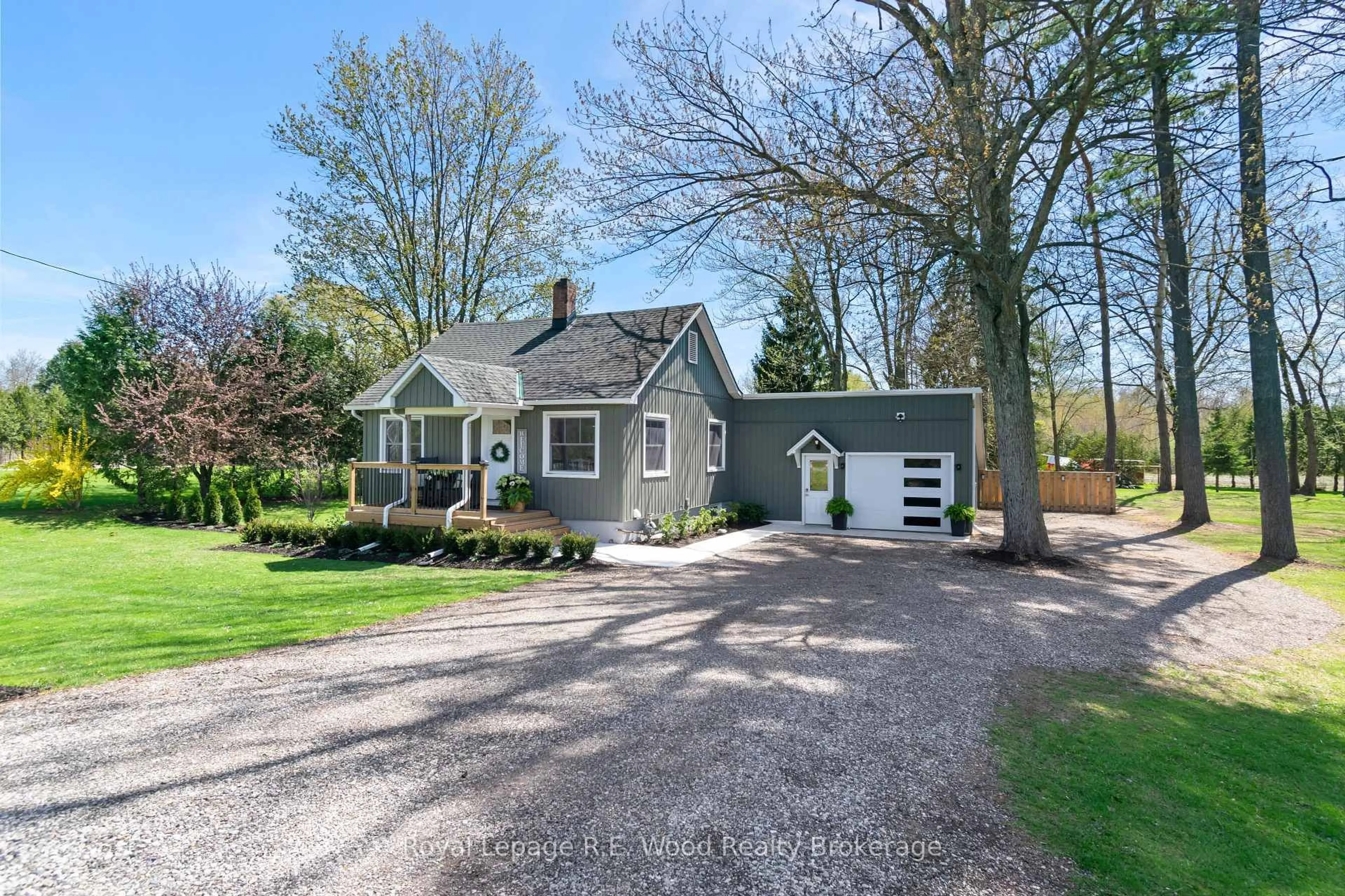 Home with vinyl exterior material, street for 424 3 Highway, Norfolk Ontario N4G 4G7