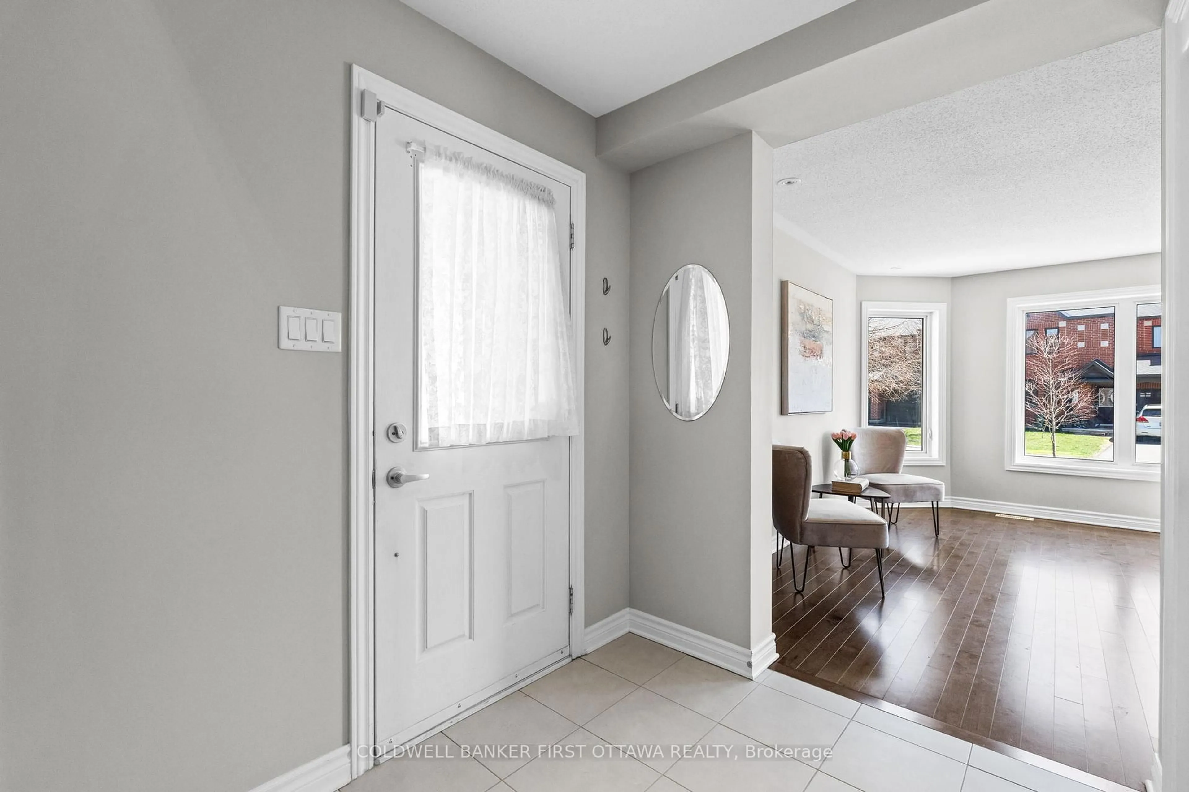 Indoor entryway for 104 DUNFOREST Terr, Ottawa Ontario K2J 3T6