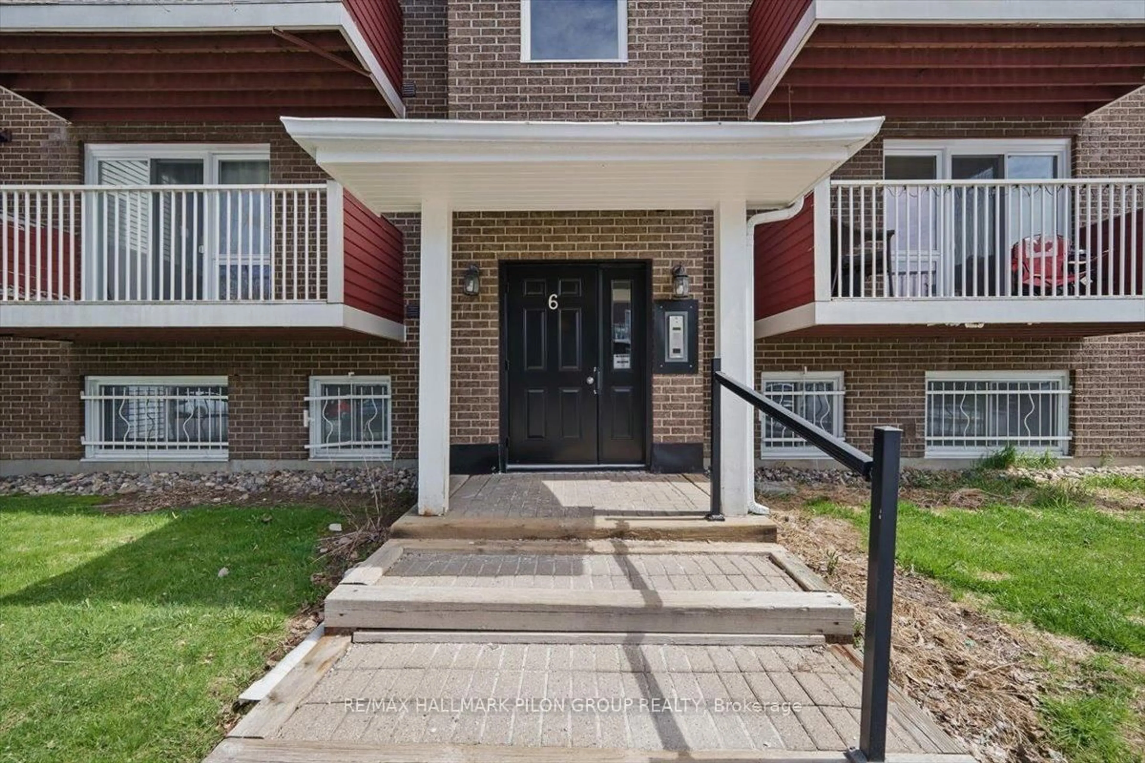 Indoor entryway for 1589 St. Bernard St #606, Ottawa Ontario K1T 3H7