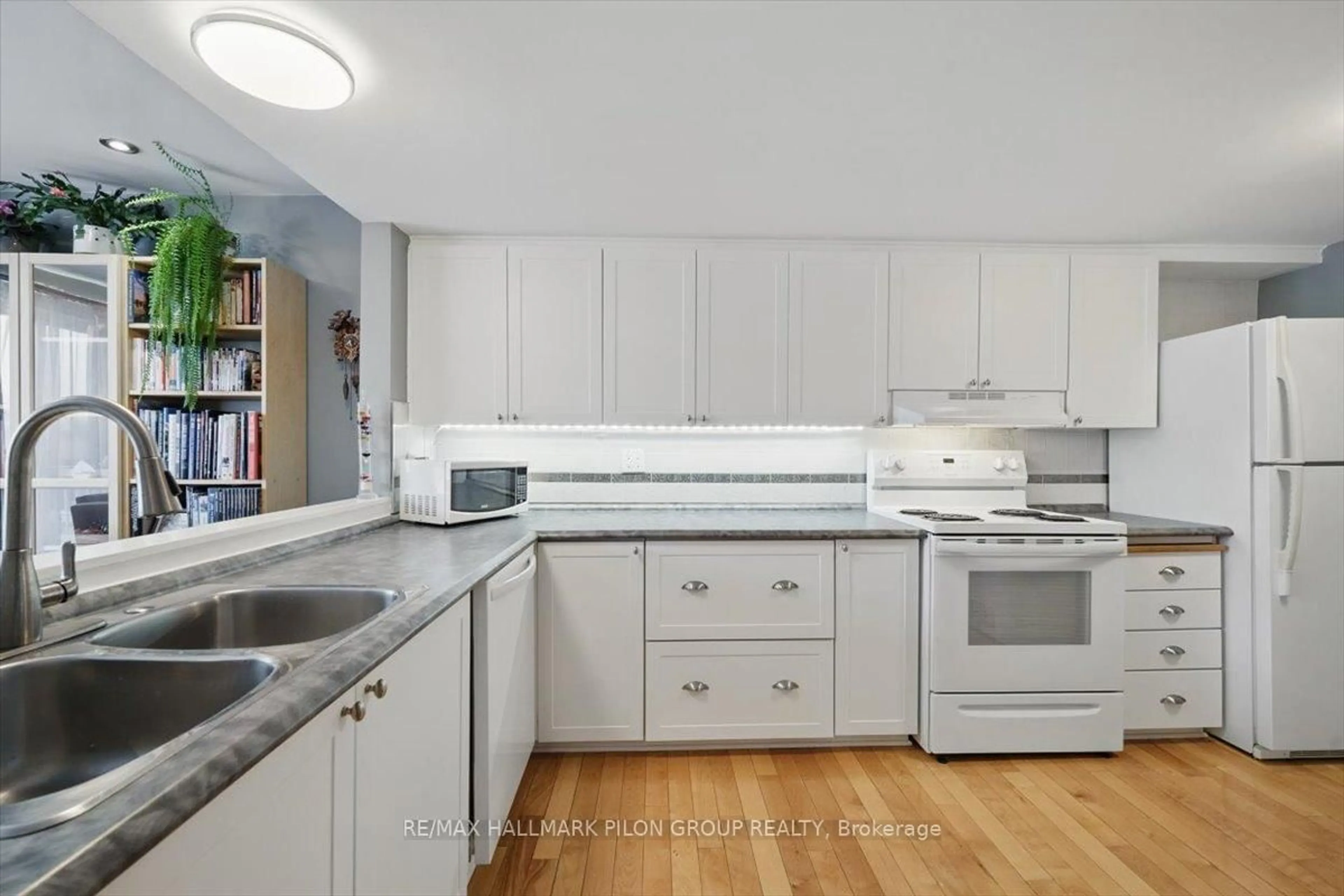 Standard kitchen, ceramic/tile floor for 1589 St. Bernard St #606, Ottawa Ontario K1T 3H7