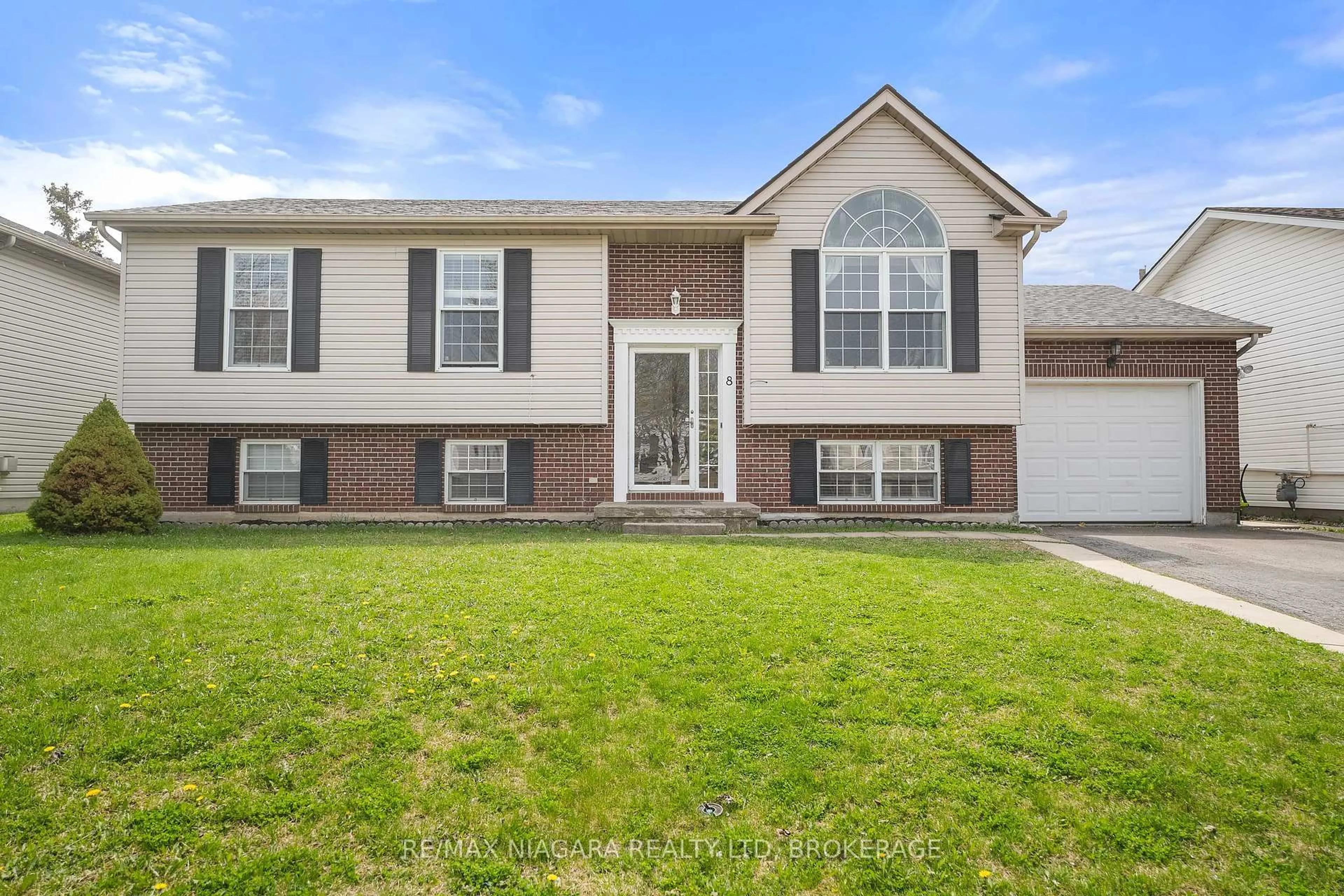 Home with vinyl exterior material, street for 8 WINDLE VILLAGE Cres, Thorold Ontario L2V 4Z6