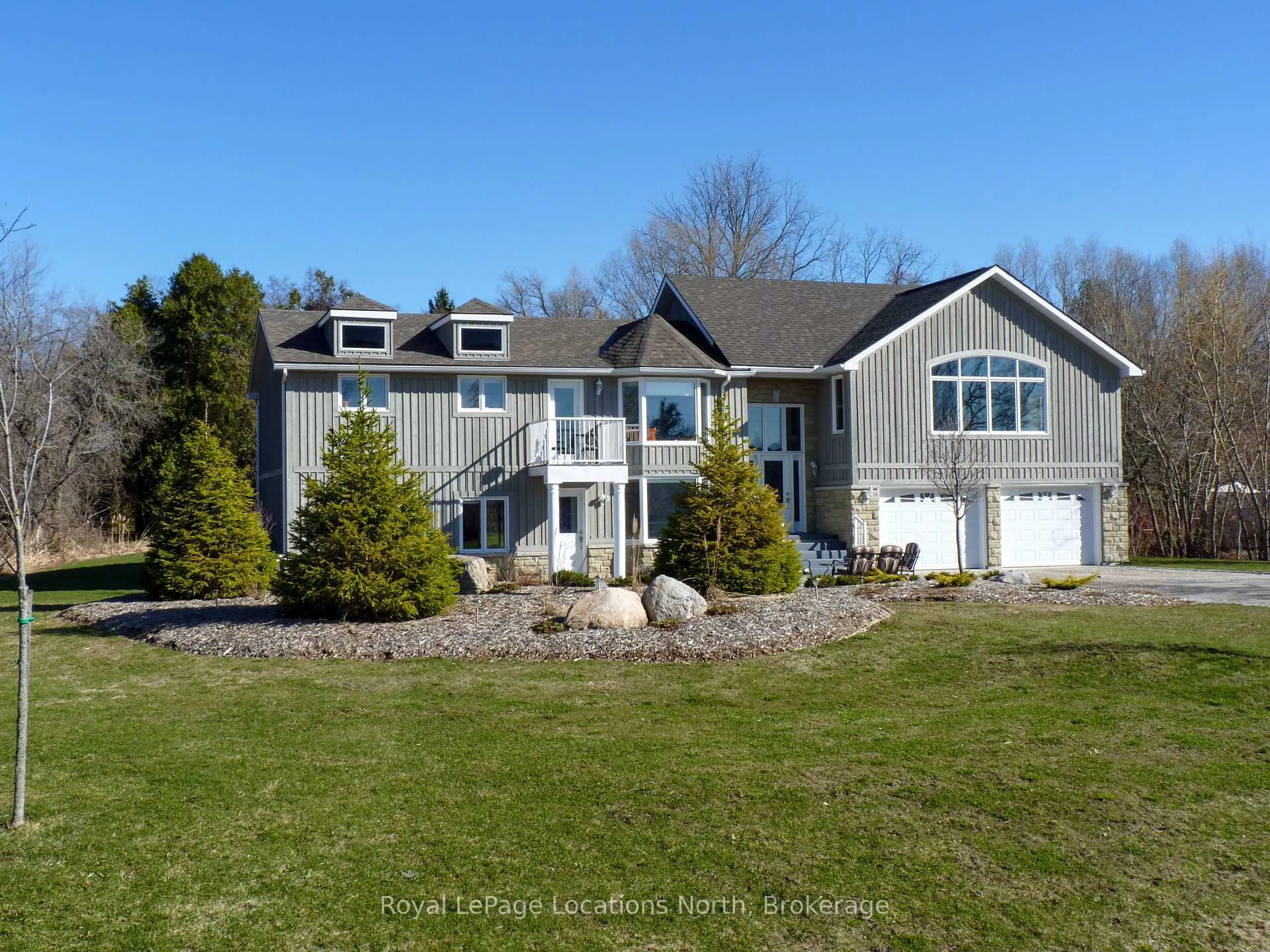 Home with vinyl exterior material, water/lake/river/ocean view for 121 Edward St, Blue Mountains Ontario N0H 1J0