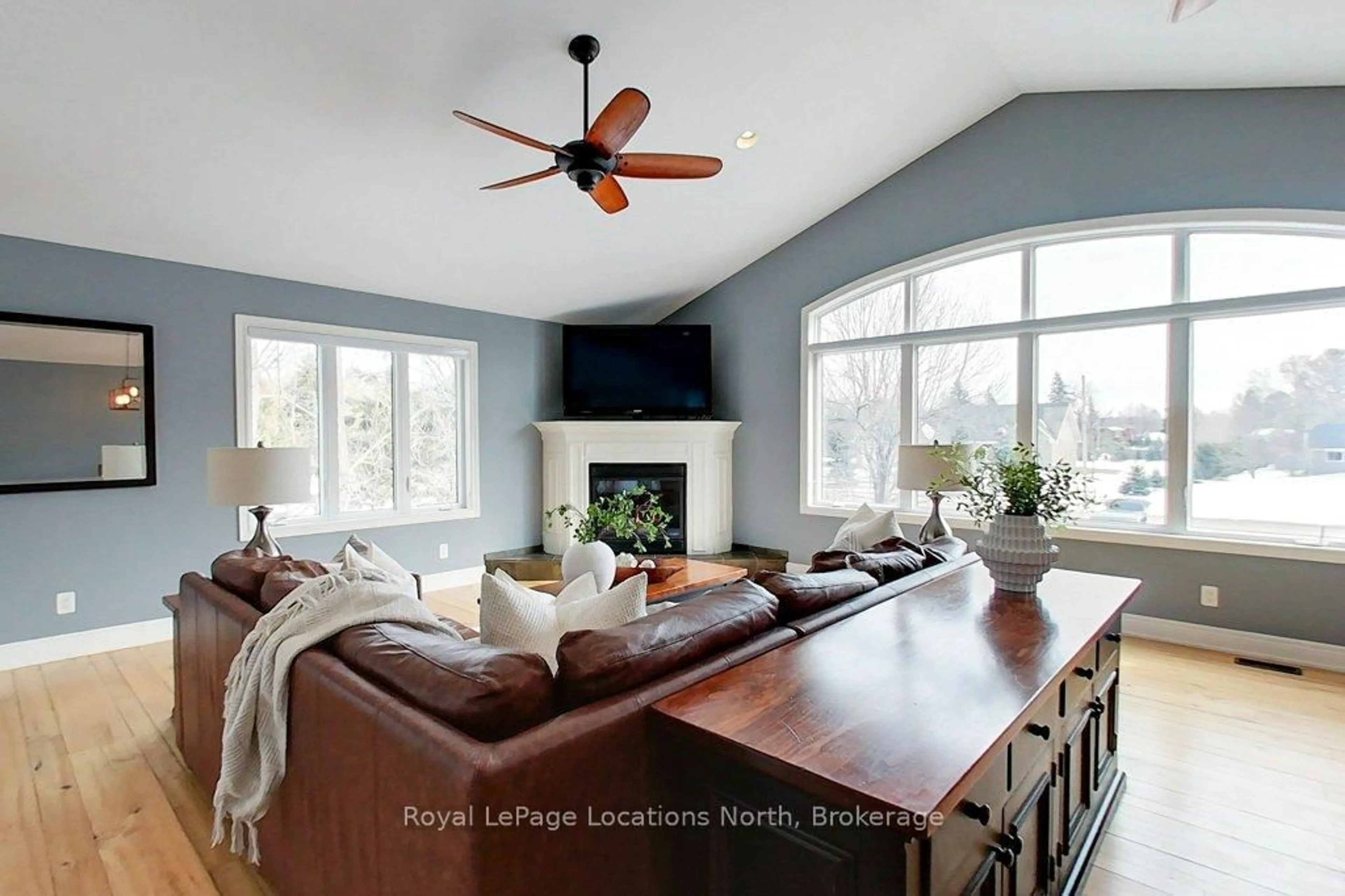 Living room with furniture, unknown for 121 Edward St, Blue Mountains Ontario N0H 1J0