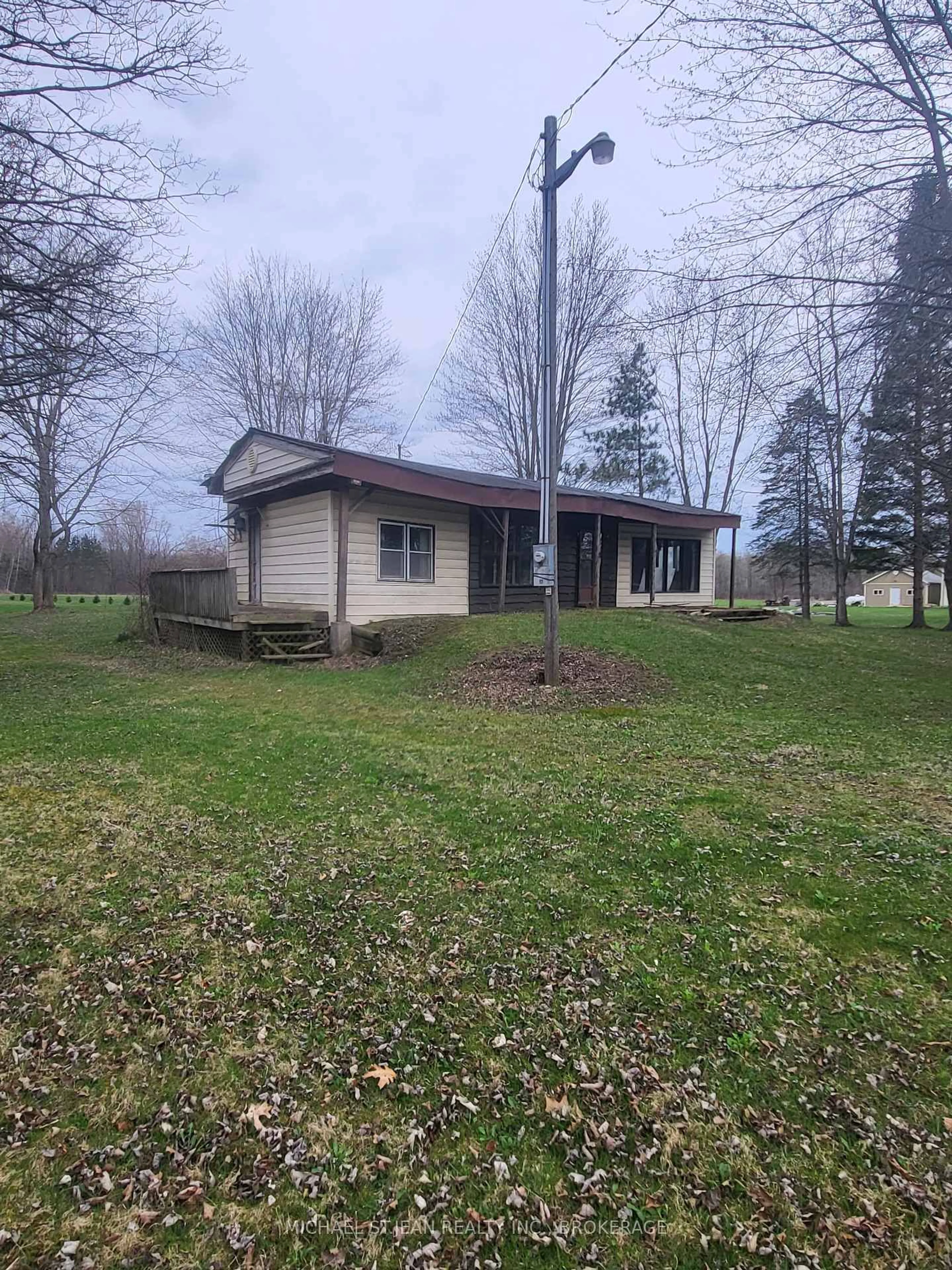 A pic from outside/outdoor area/front of a property/back of a property/a pic from drone, unknown for 31 Seventh Concession Rd, Brant Ontario N0E 1A0
