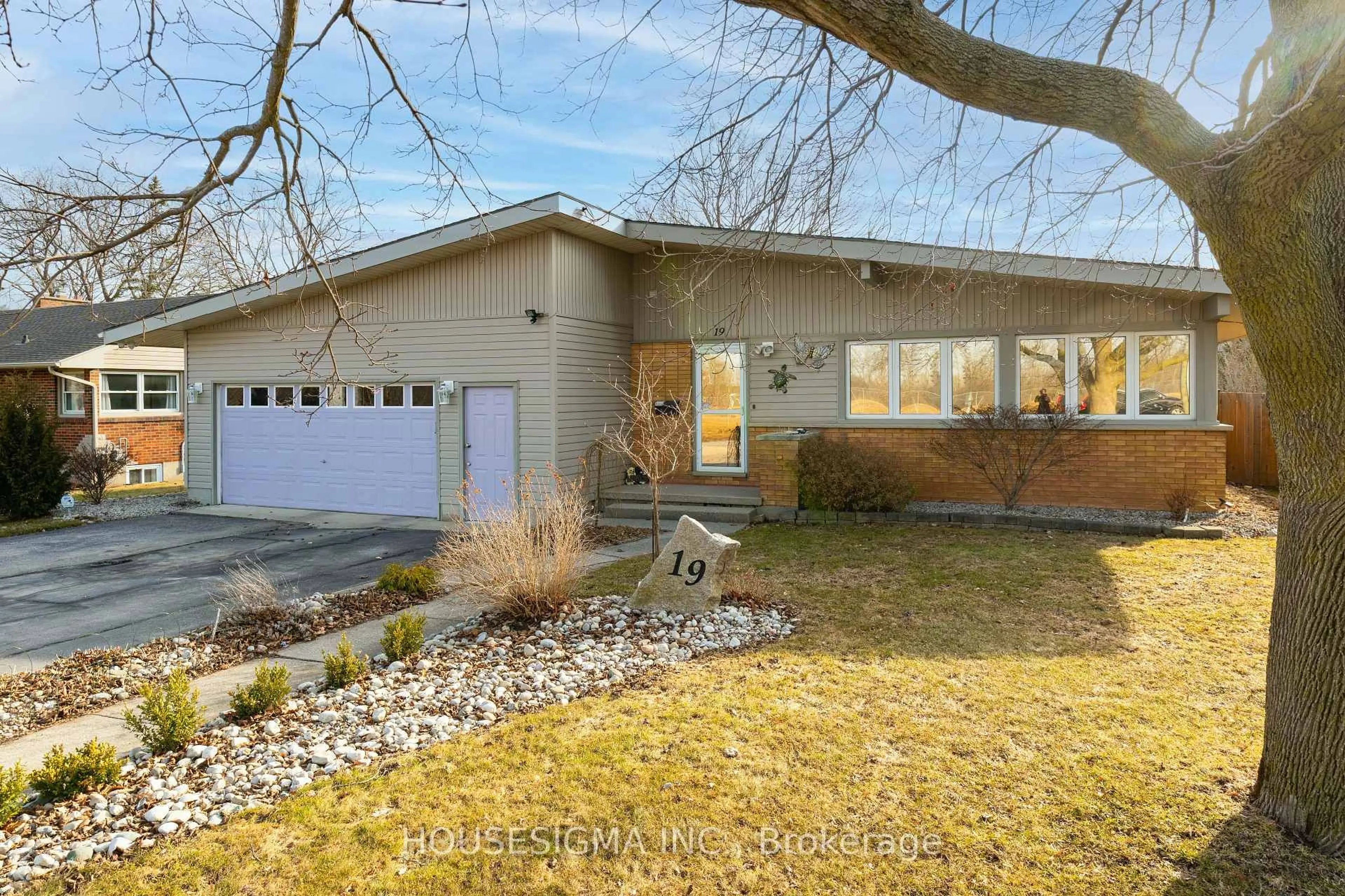 Home with brick exterior material, street for 19 Dalewood Dr, St. Thomas Ontario N5P 3H8