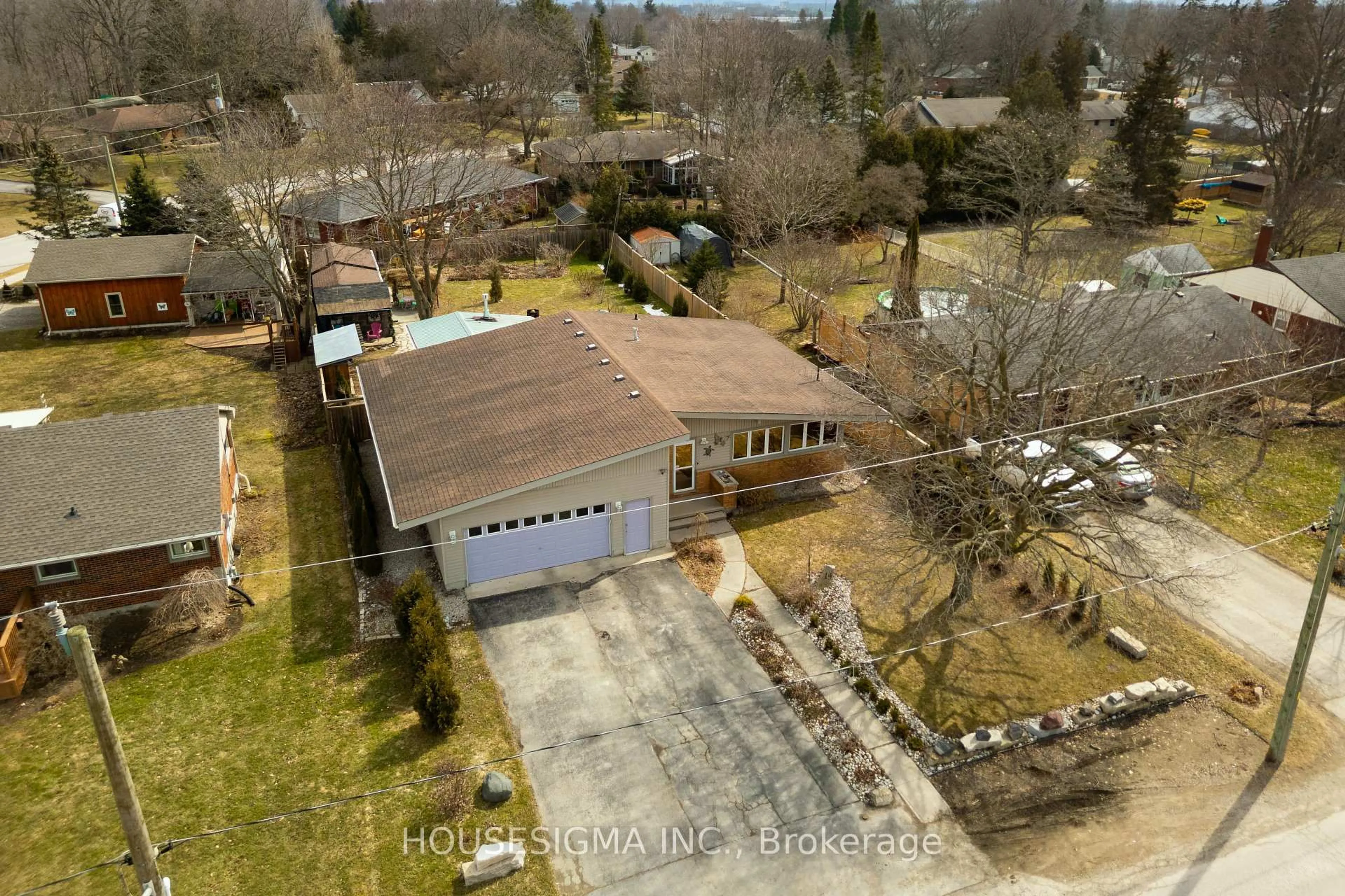 A pic from outside/outdoor area/front of a property/back of a property/a pic from drone, unknown for 19 Dalewood Dr, St. Thomas Ontario N5P 3H8