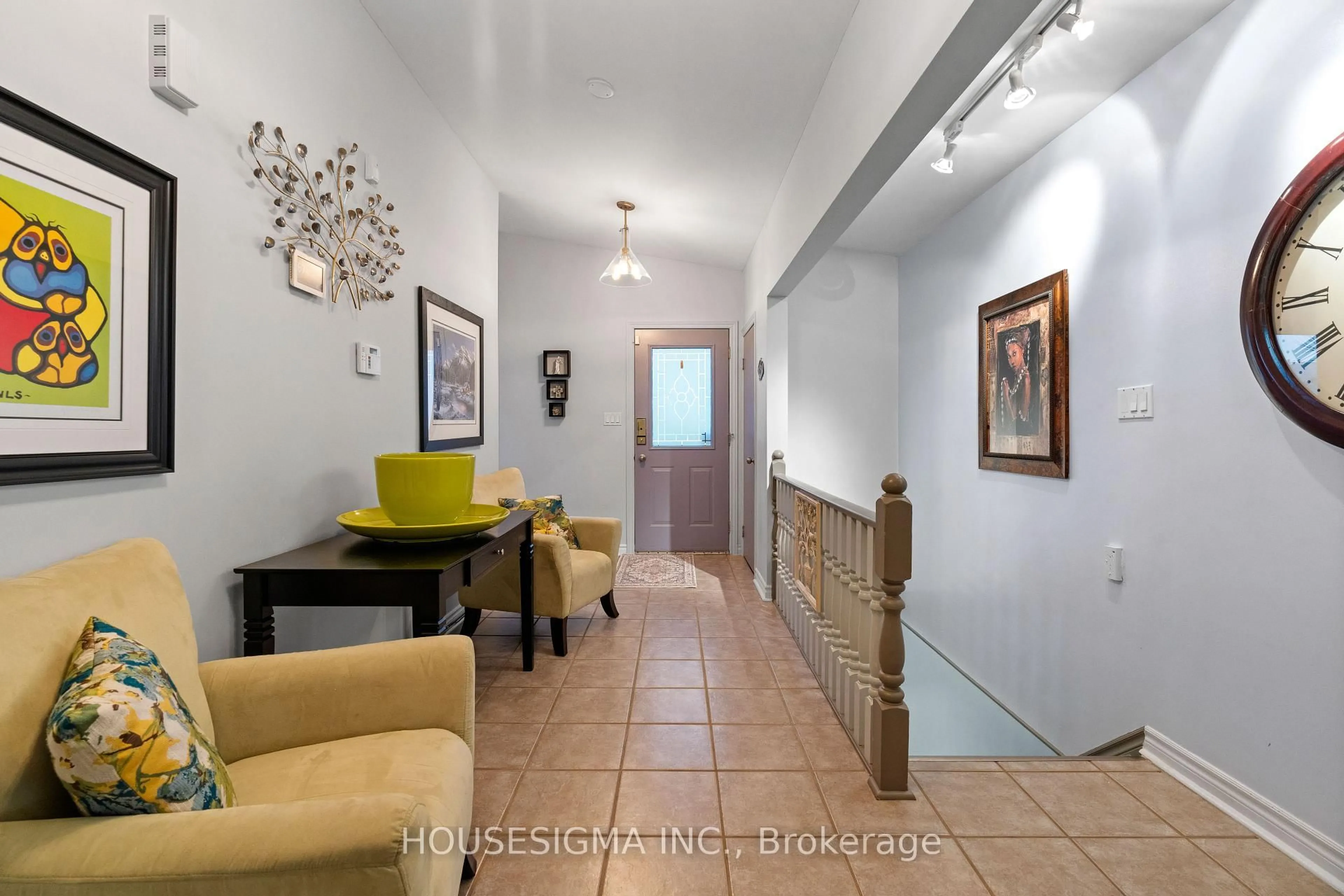 Indoor foyer for 19 Dalewood Dr, St. Thomas Ontario N5P 3H8