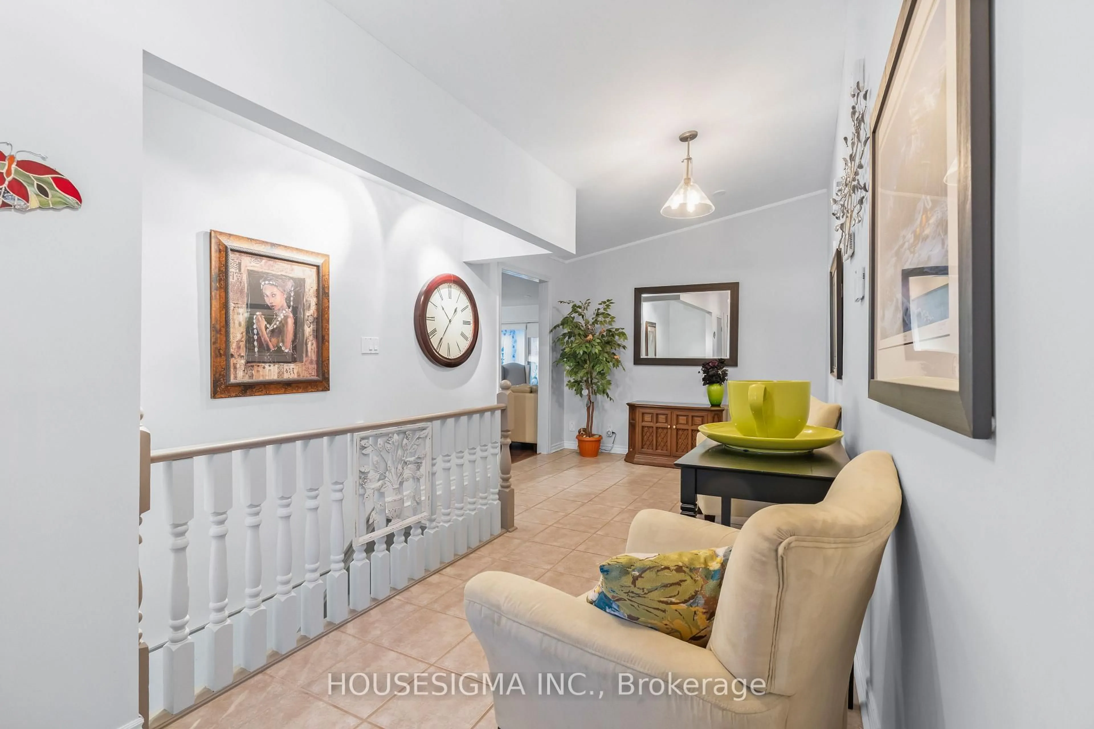 Indoor foyer for 19 Dalewood Dr, St. Thomas Ontario N5P 3H8