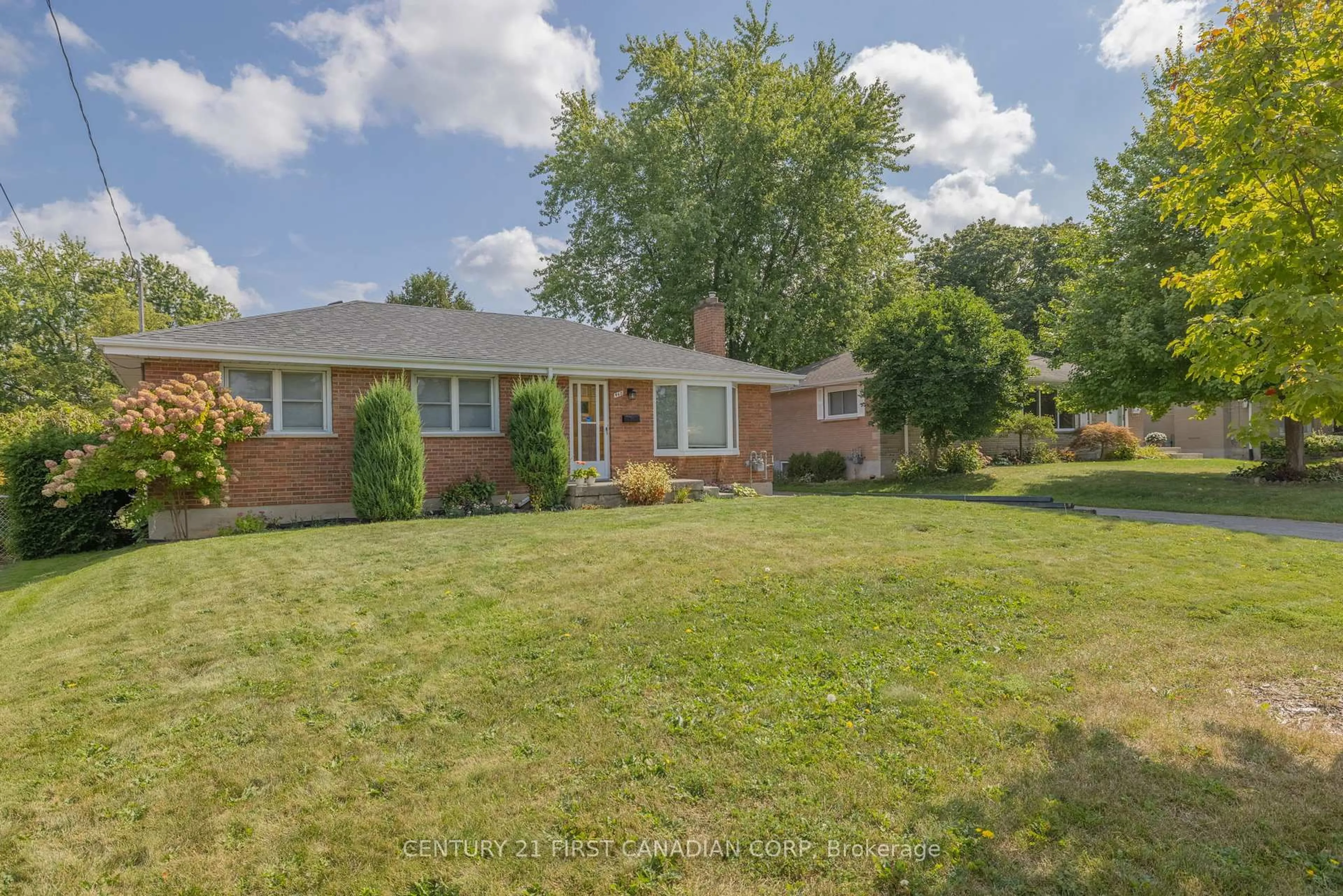 A pic from outside/outdoor area/front of a property/back of a property/a pic from drone, street for 460 Beachwood Ave, London South Ontario N6J 3K1
